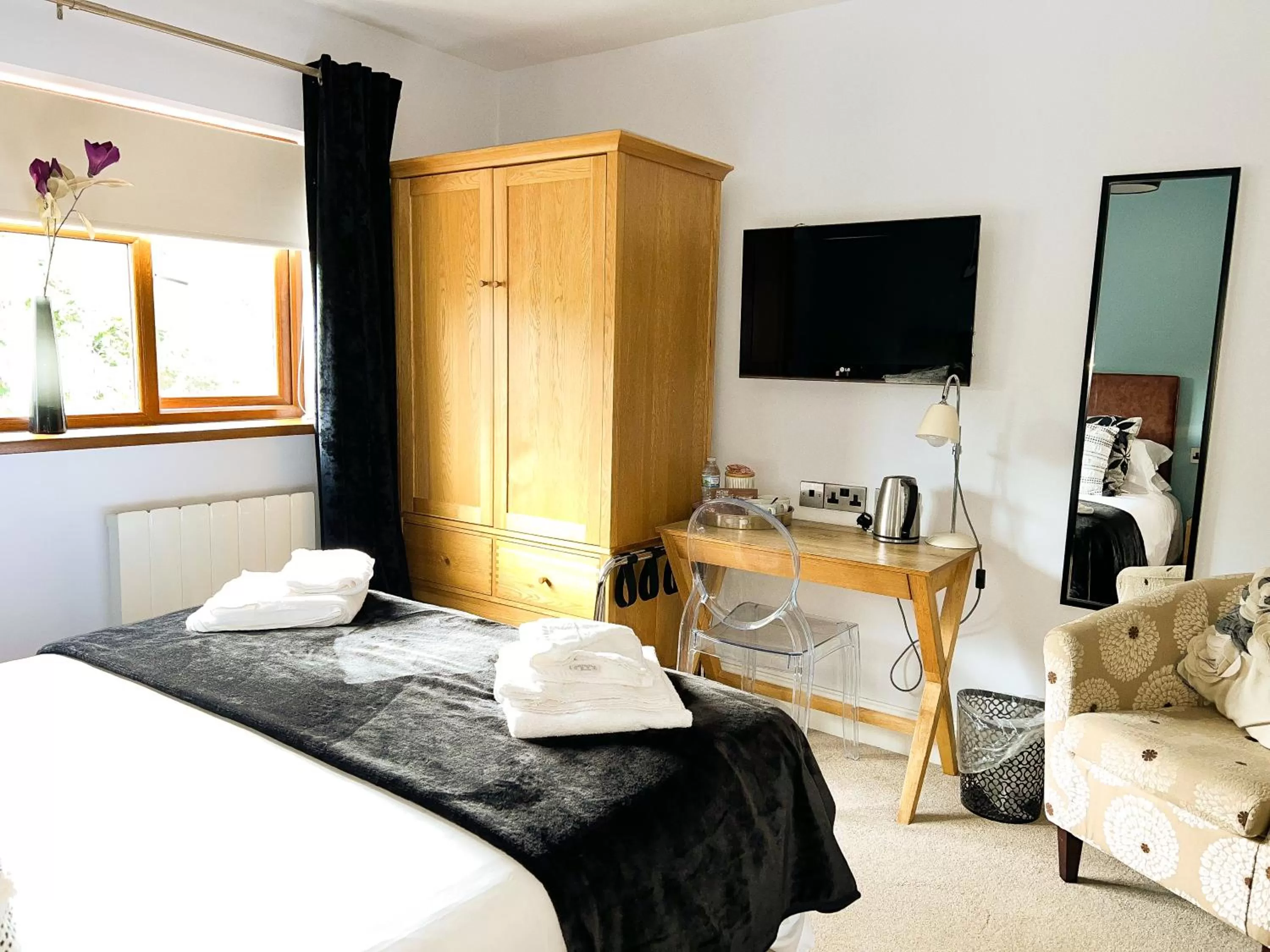 Communal lounge/ TV room, Bed in The Gower Hotel