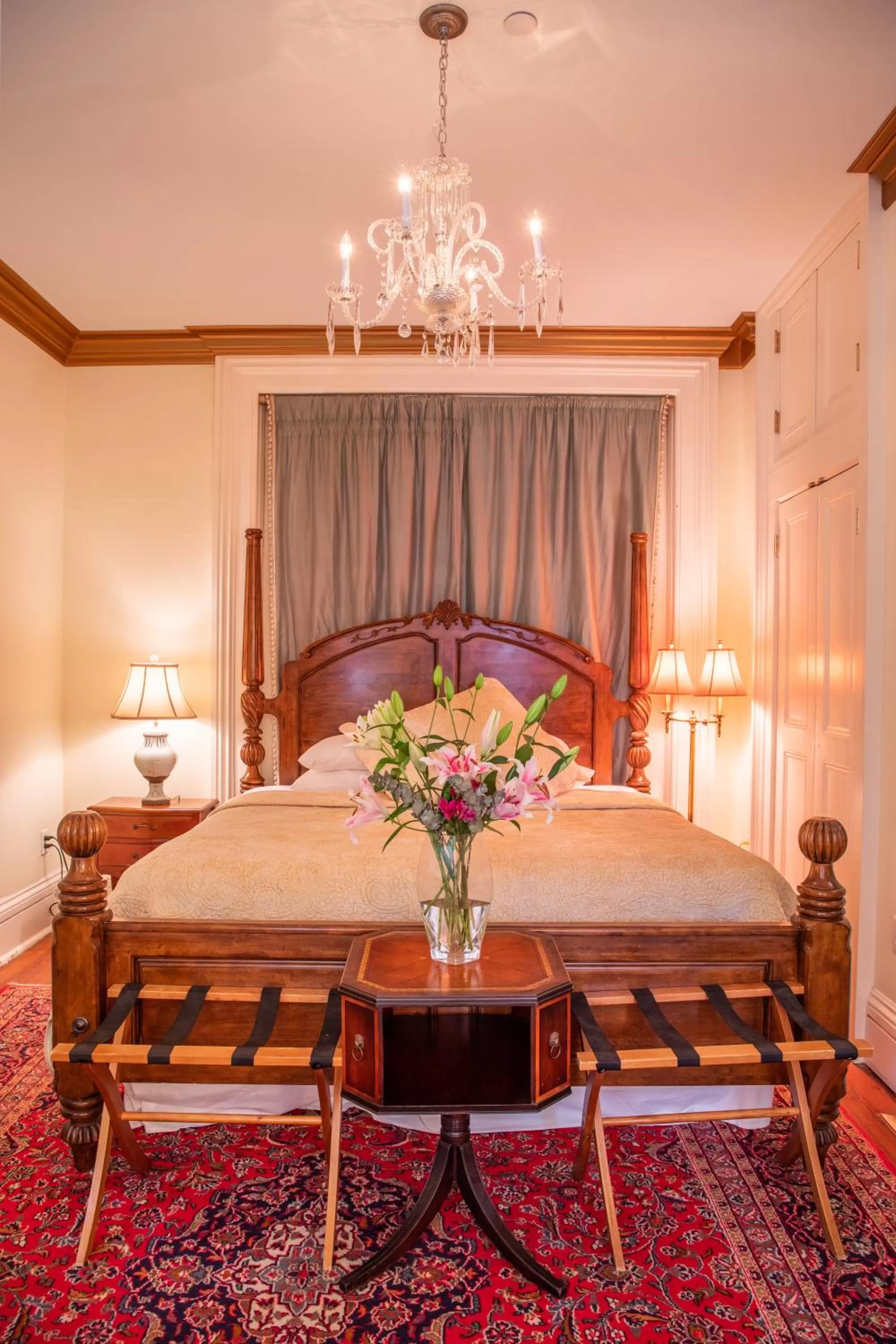 Bed in Justine Inn Savannah