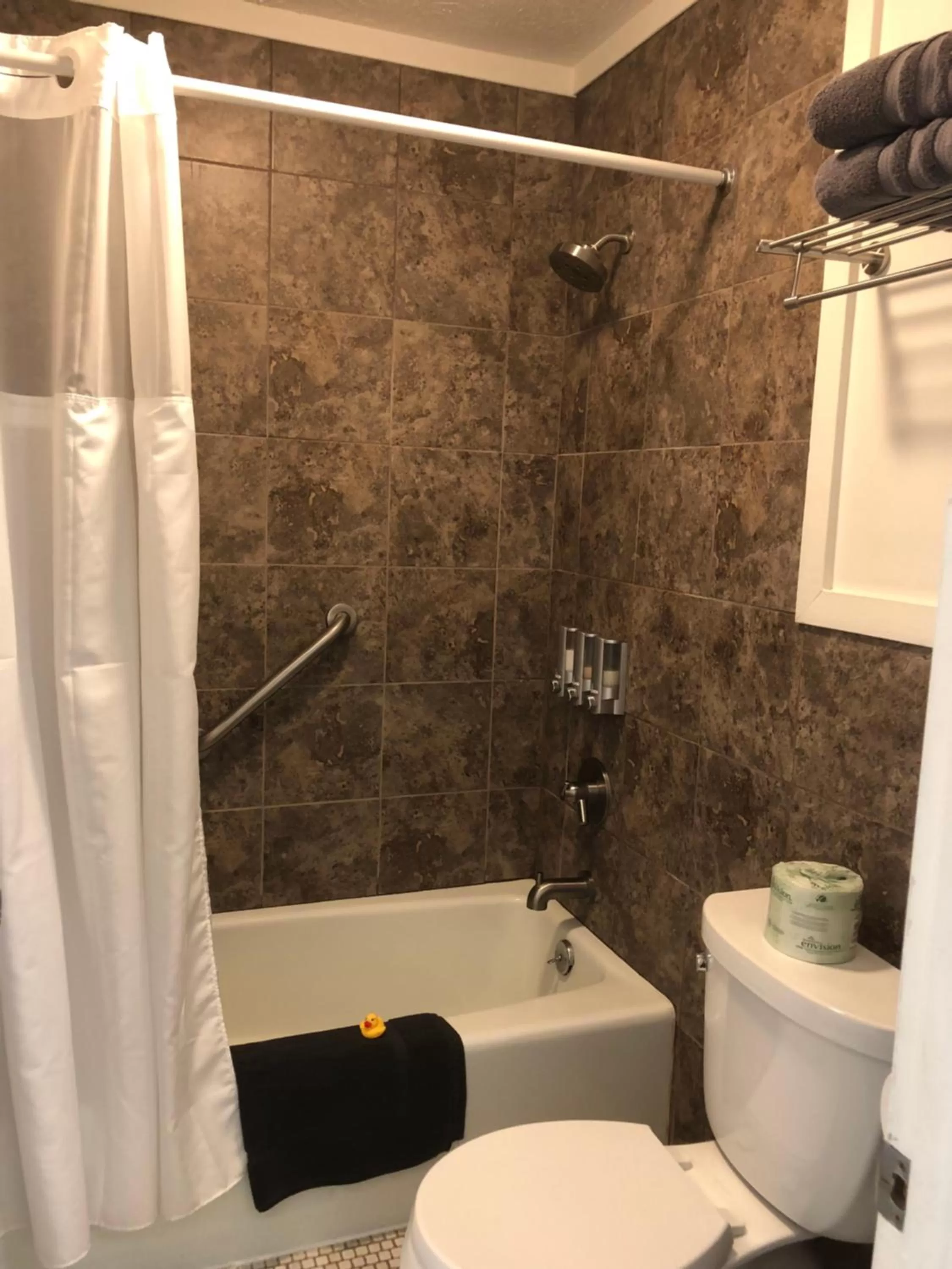 Bathroom in Cardinal Inn