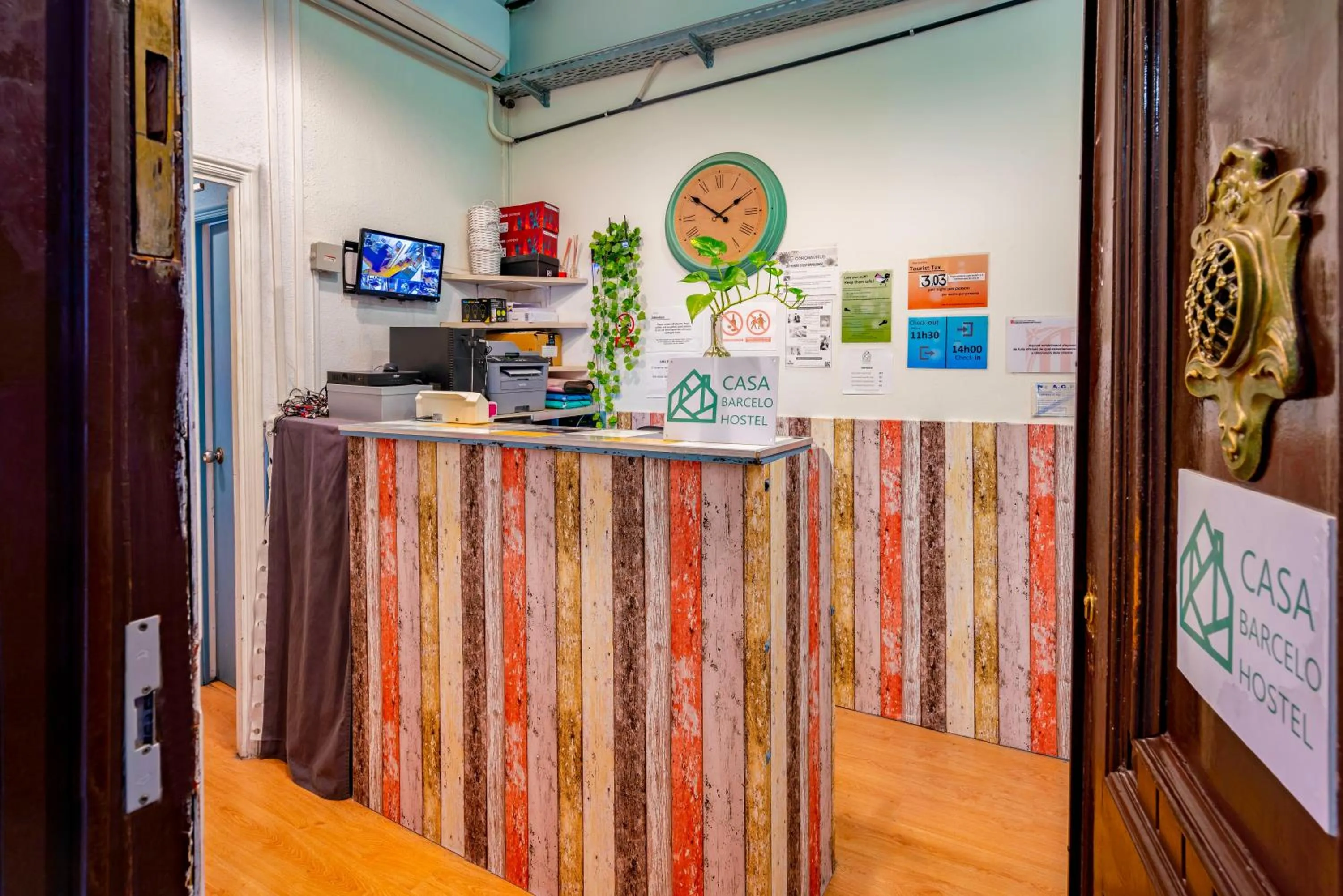 Lobby or reception in Casa Barcelo Hostel Barcelona