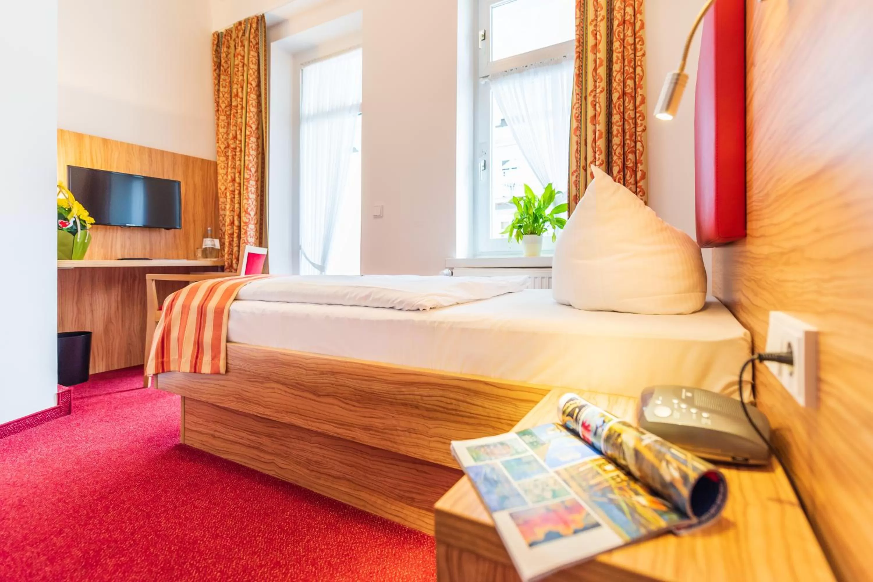 Photo of the whole room, Bed in Strandhotel zur Promenade