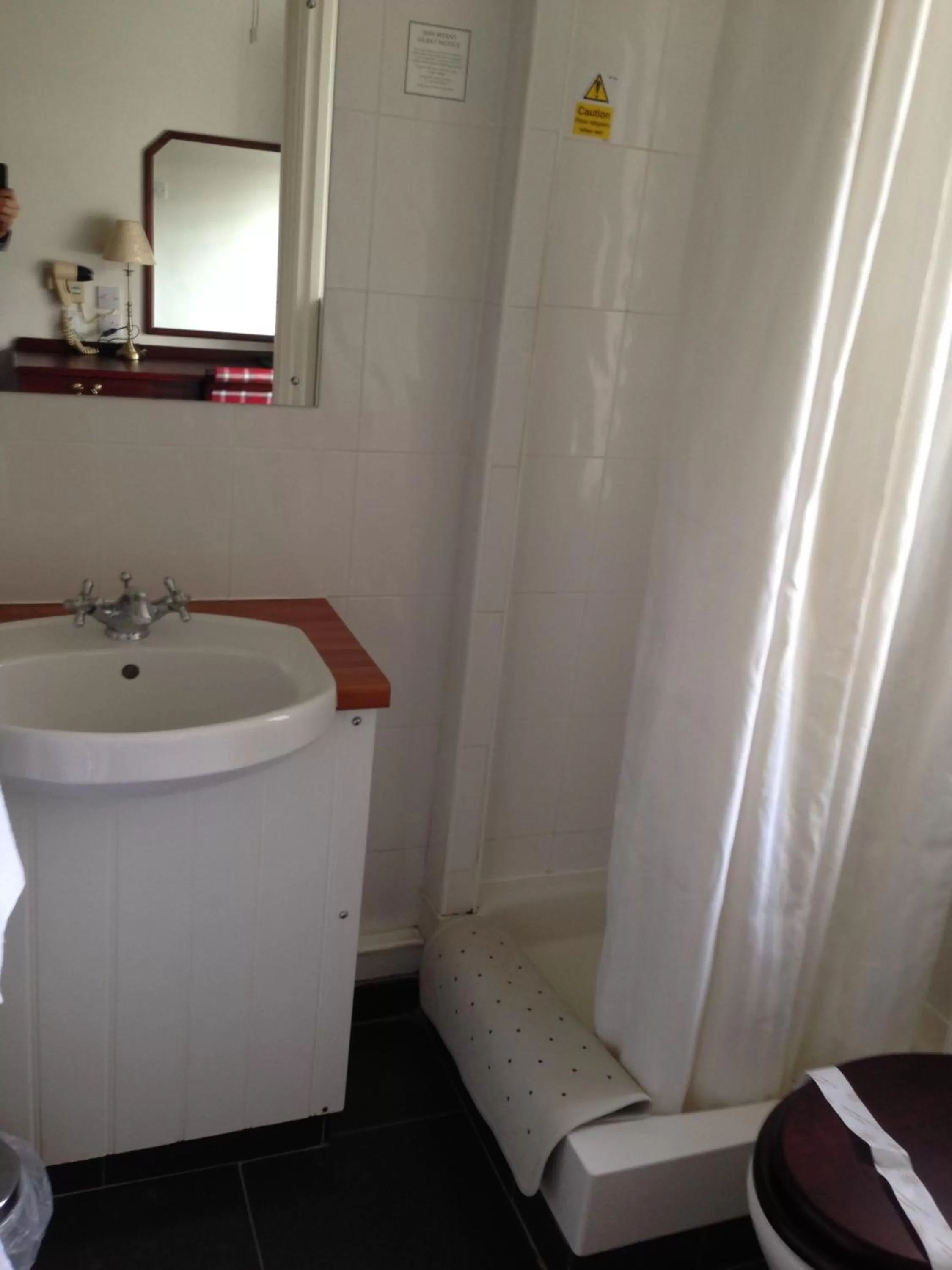 Shower in The Broadway Hotel