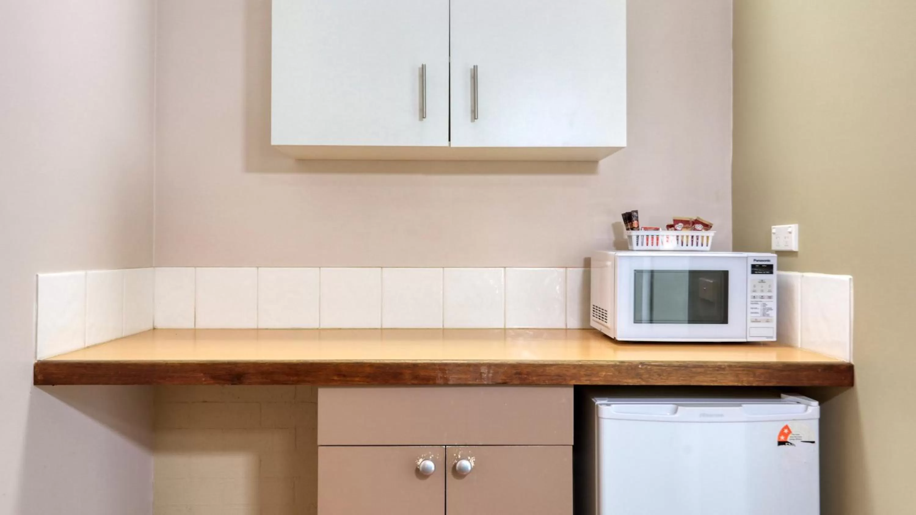 Kitchen or kitchenette in Country Gardens Motor Inn