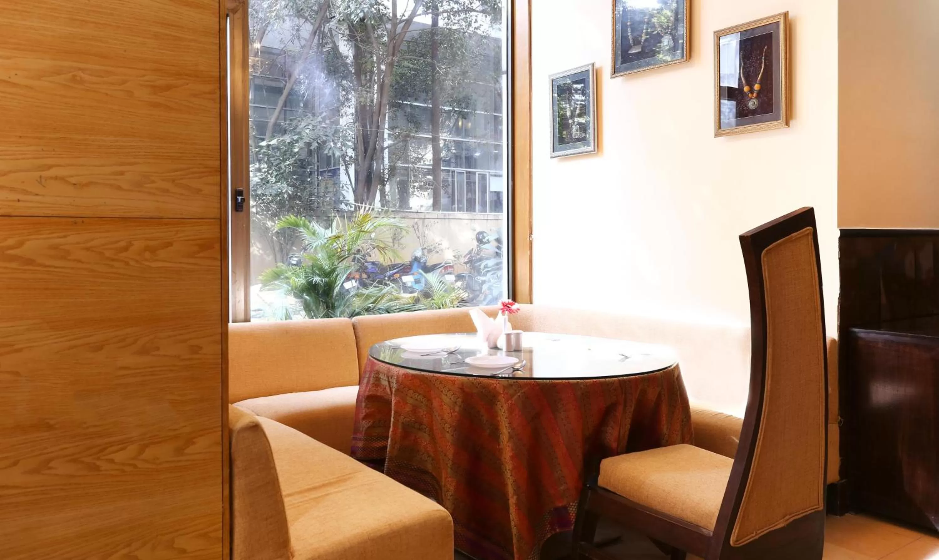 Restaurant/places to eat in Treebo Regency - Bund Garden, Dhole Patil Road