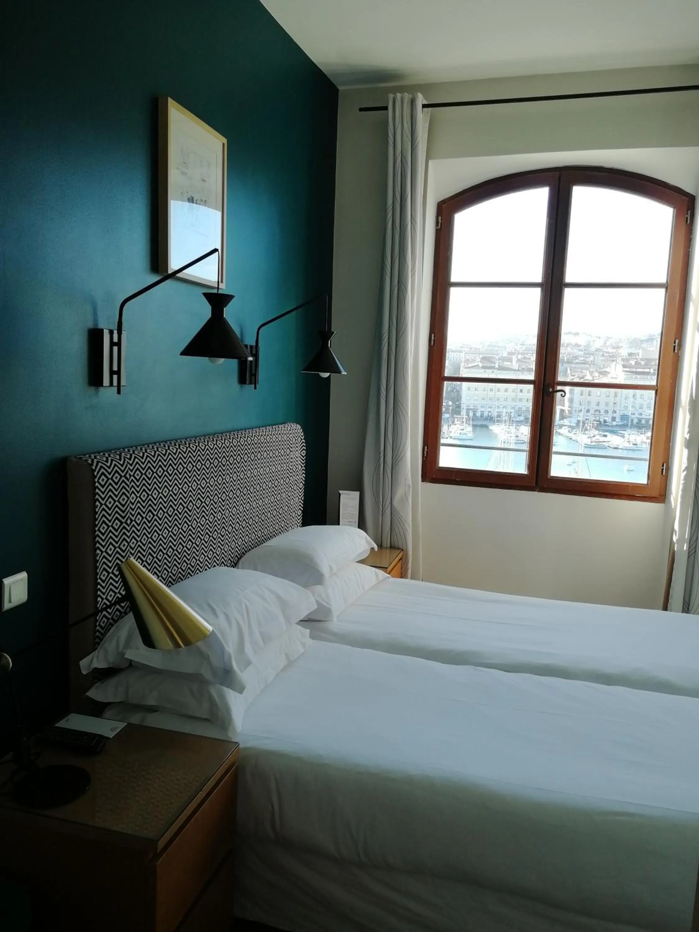 Bed in Hotel Belle-Vue Vieux-Port