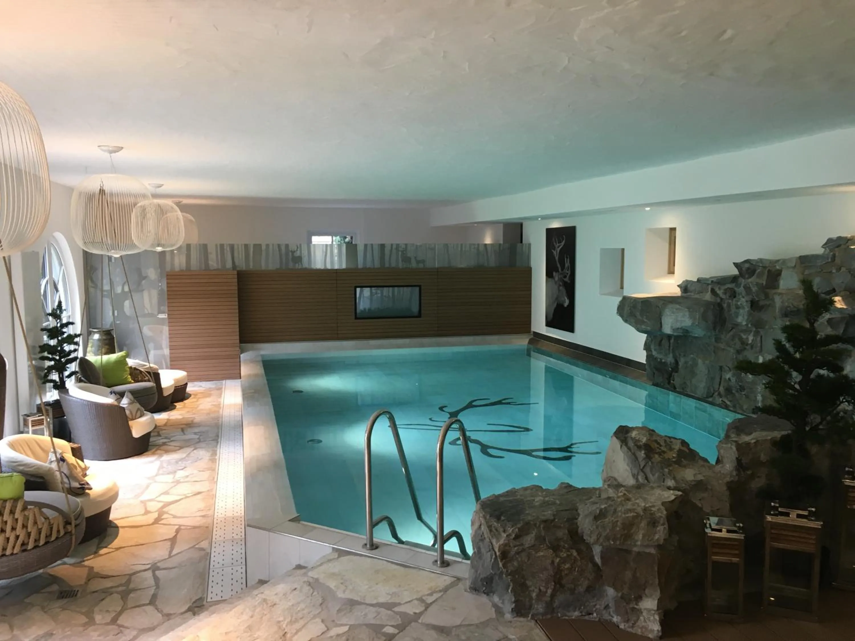 Swimming pool in Relais & Châteaux Jagdhof Glashütte