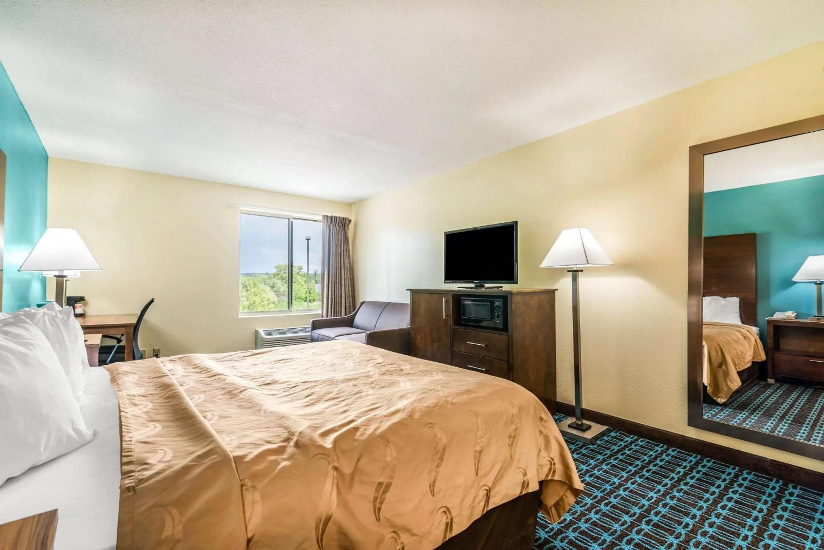 Photo of the whole room, Bed in Quality Inn Loudon-Concord