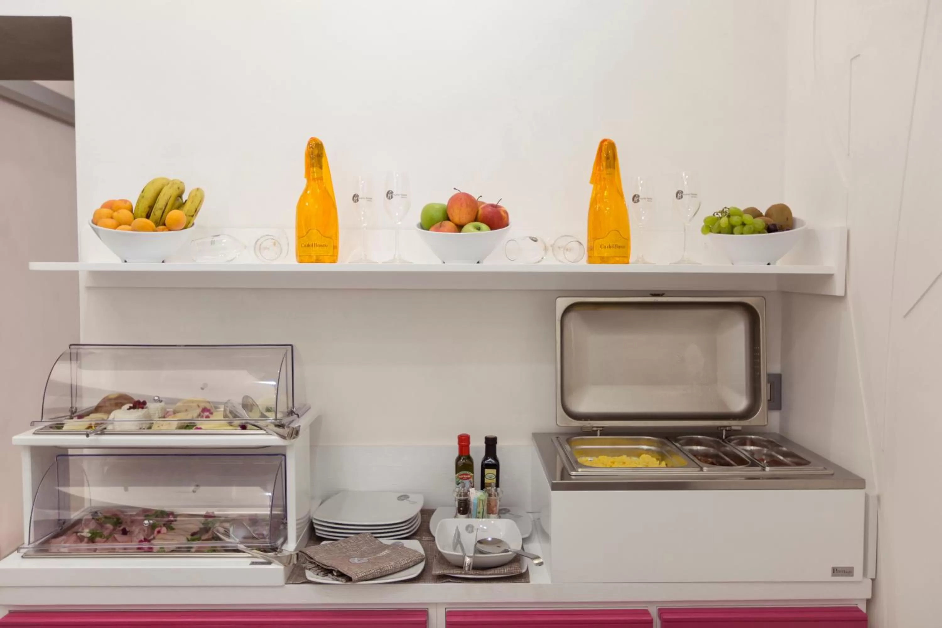 Communal lounge/ TV room in Hotel Nunù