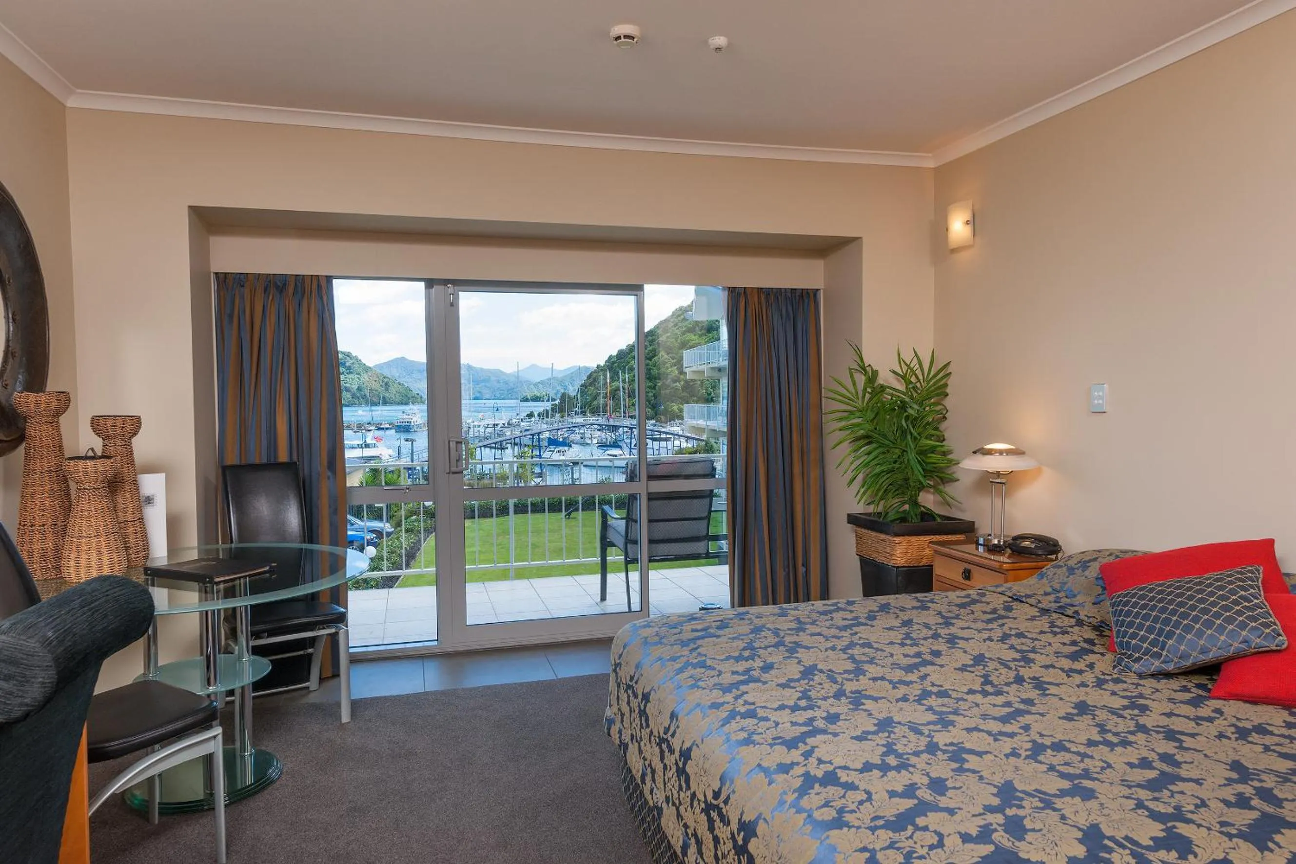 View (from property/room), Bed in Beachcomber Inn Picton
