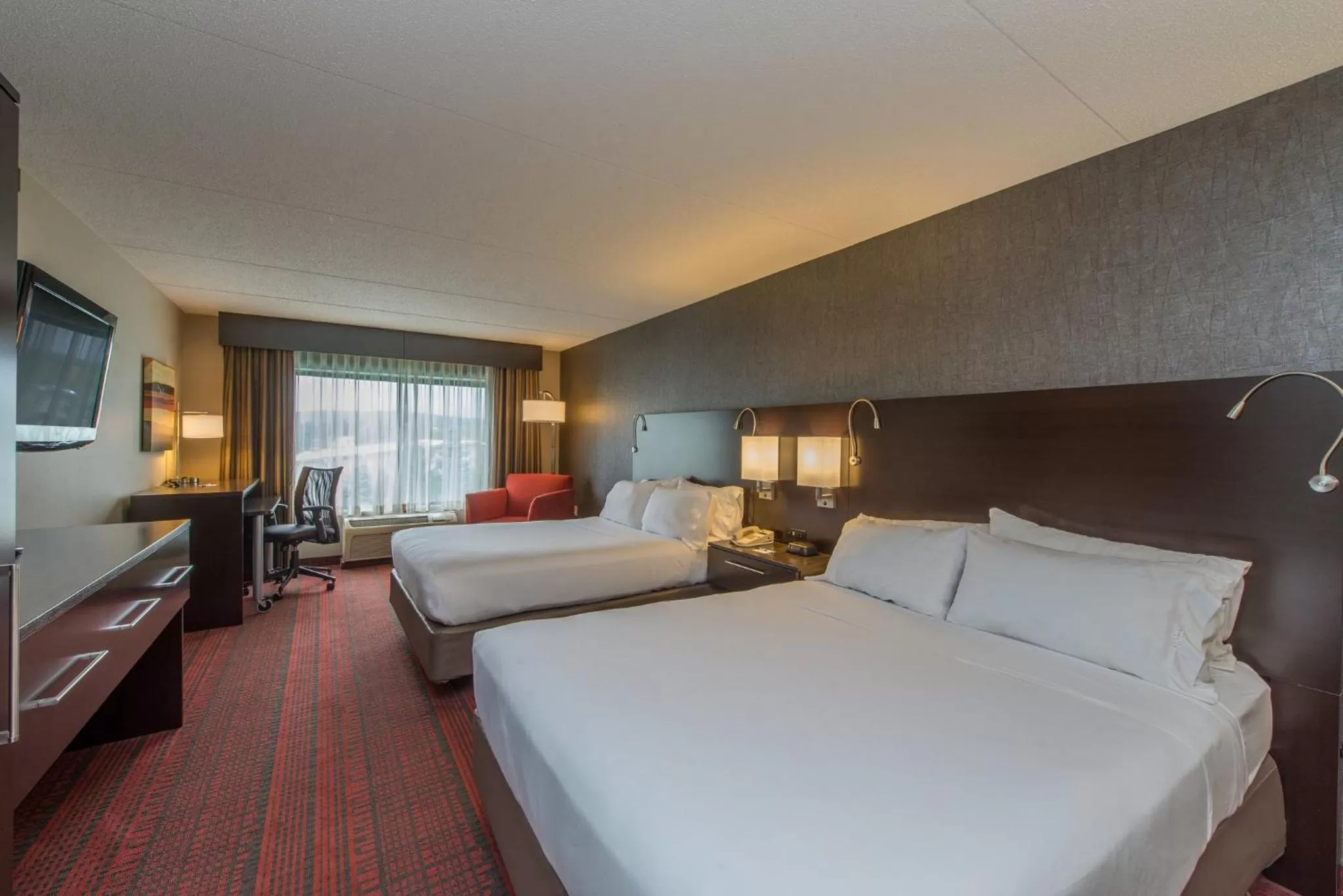 Photo of the whole room, Bed in Holiday Inn Express Hotel & Suites Auburn by IHG
