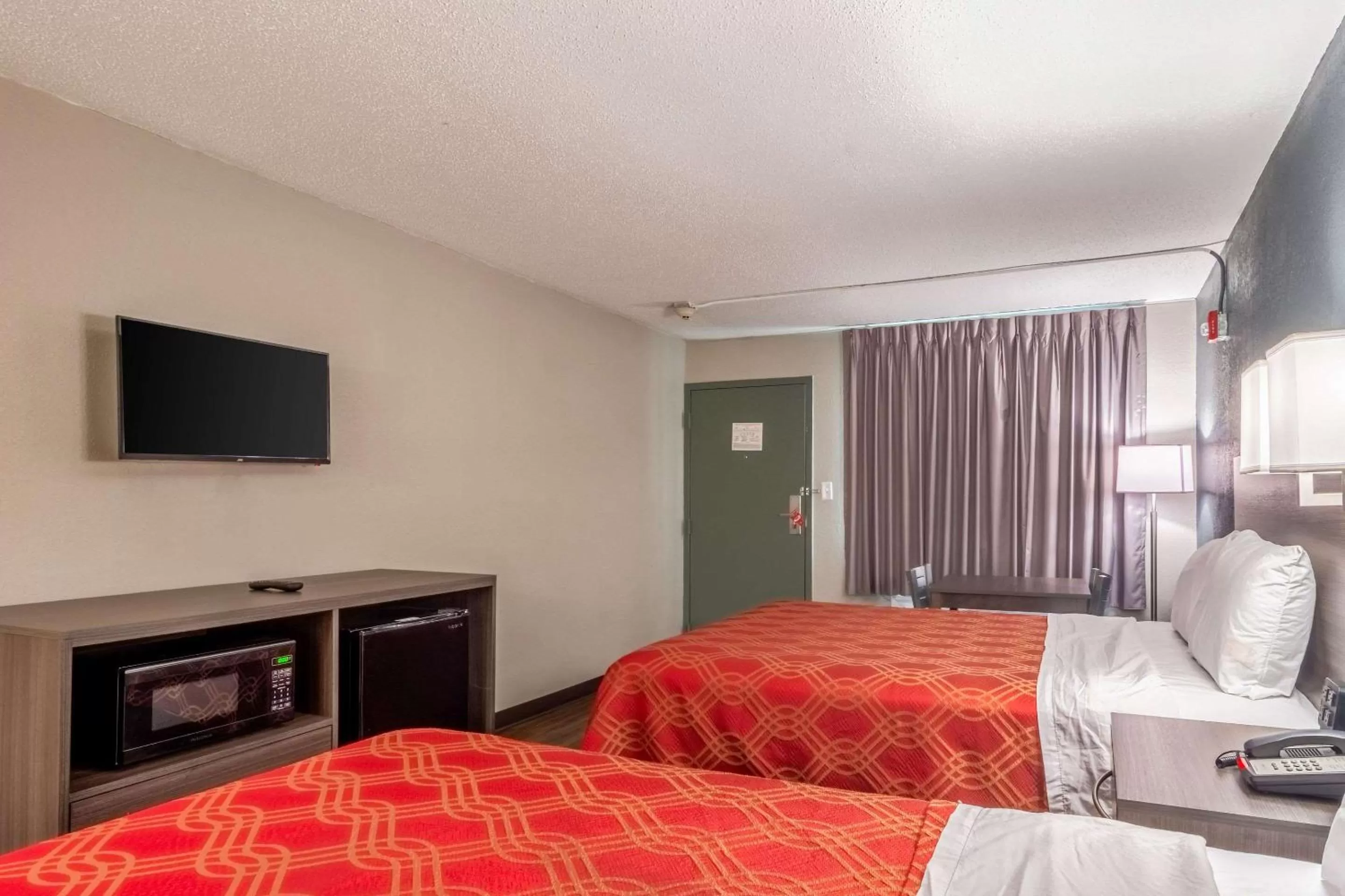 Photo of the whole room, Bed in Econo Lodge East Ridge