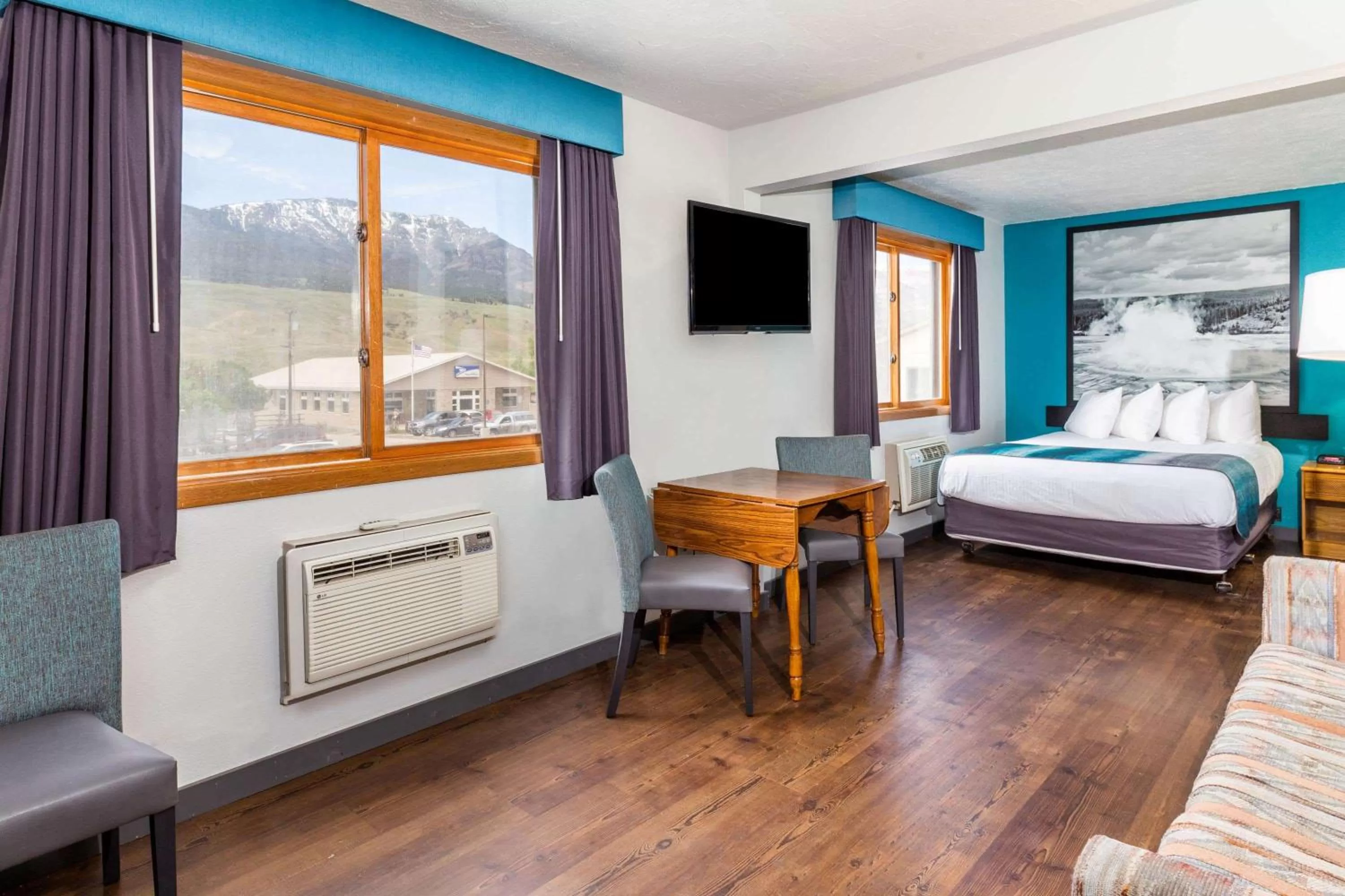 Photo of the whole room, Bed in Super 8 by Wyndham Gardiner/Yellowstone Park Area