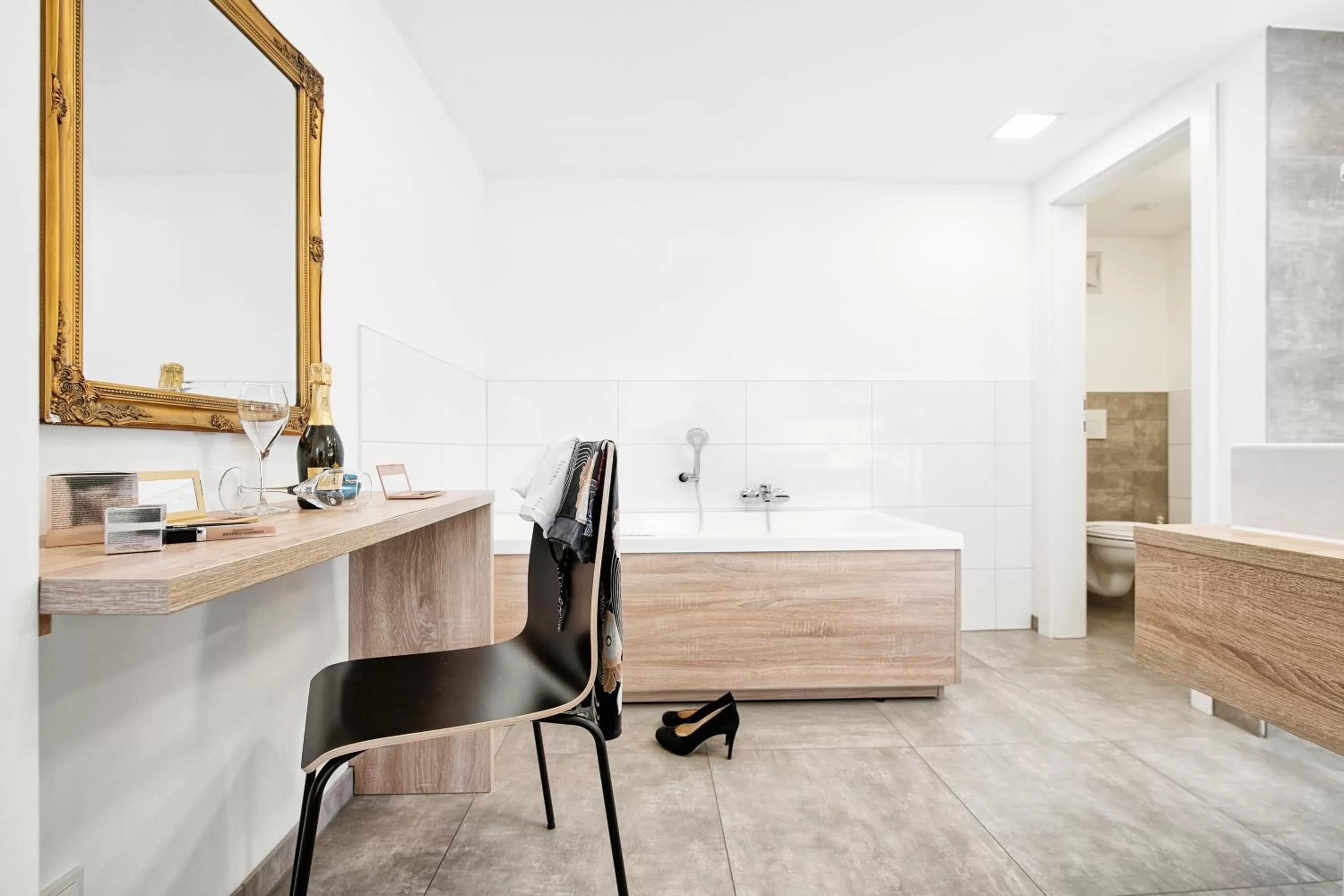 Bathroom, Bed in Hotel Velden - 24 Checkin Zimmer im Zentrum