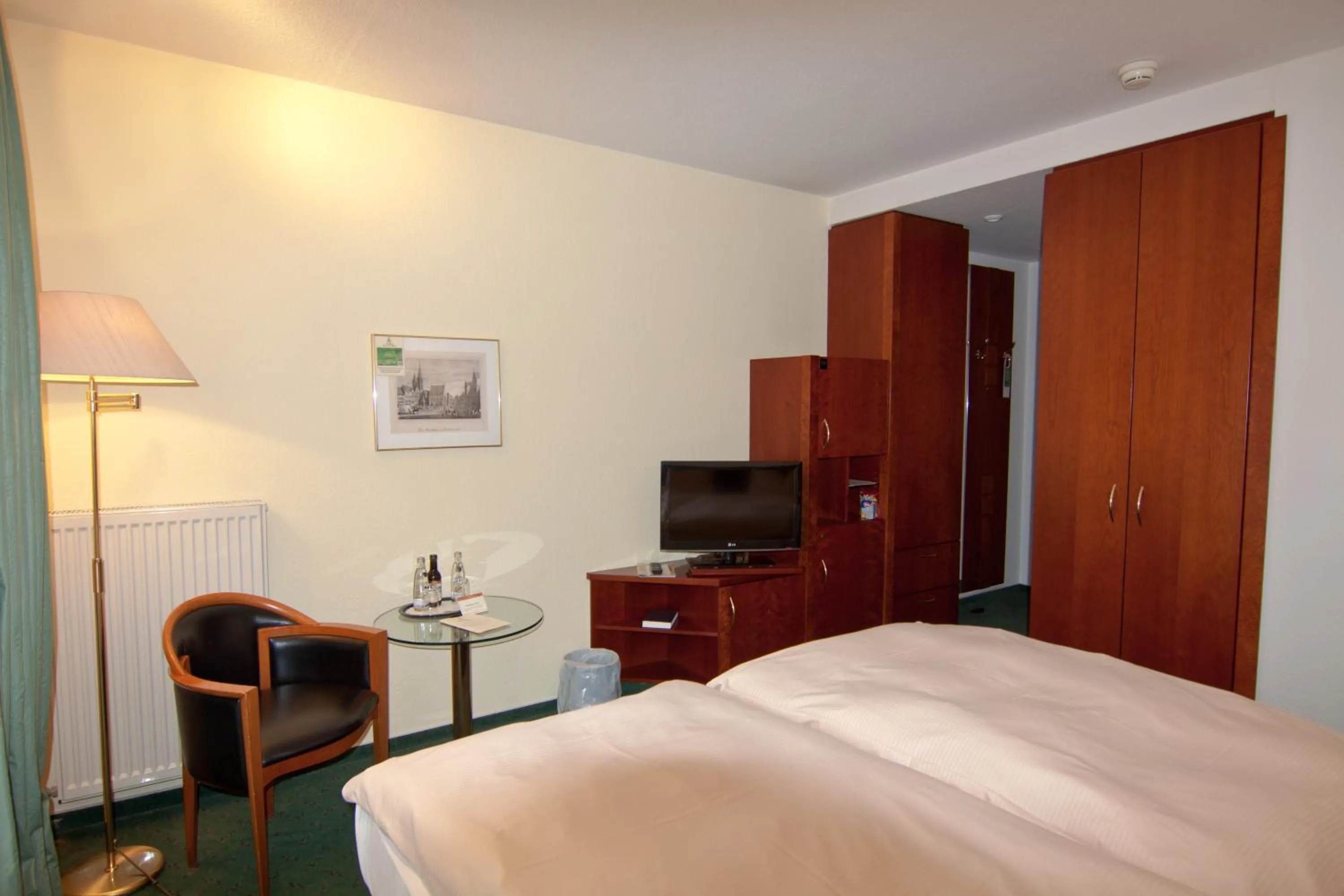 Photo of the whole room, Bed in Parkhotel Unter den Linden