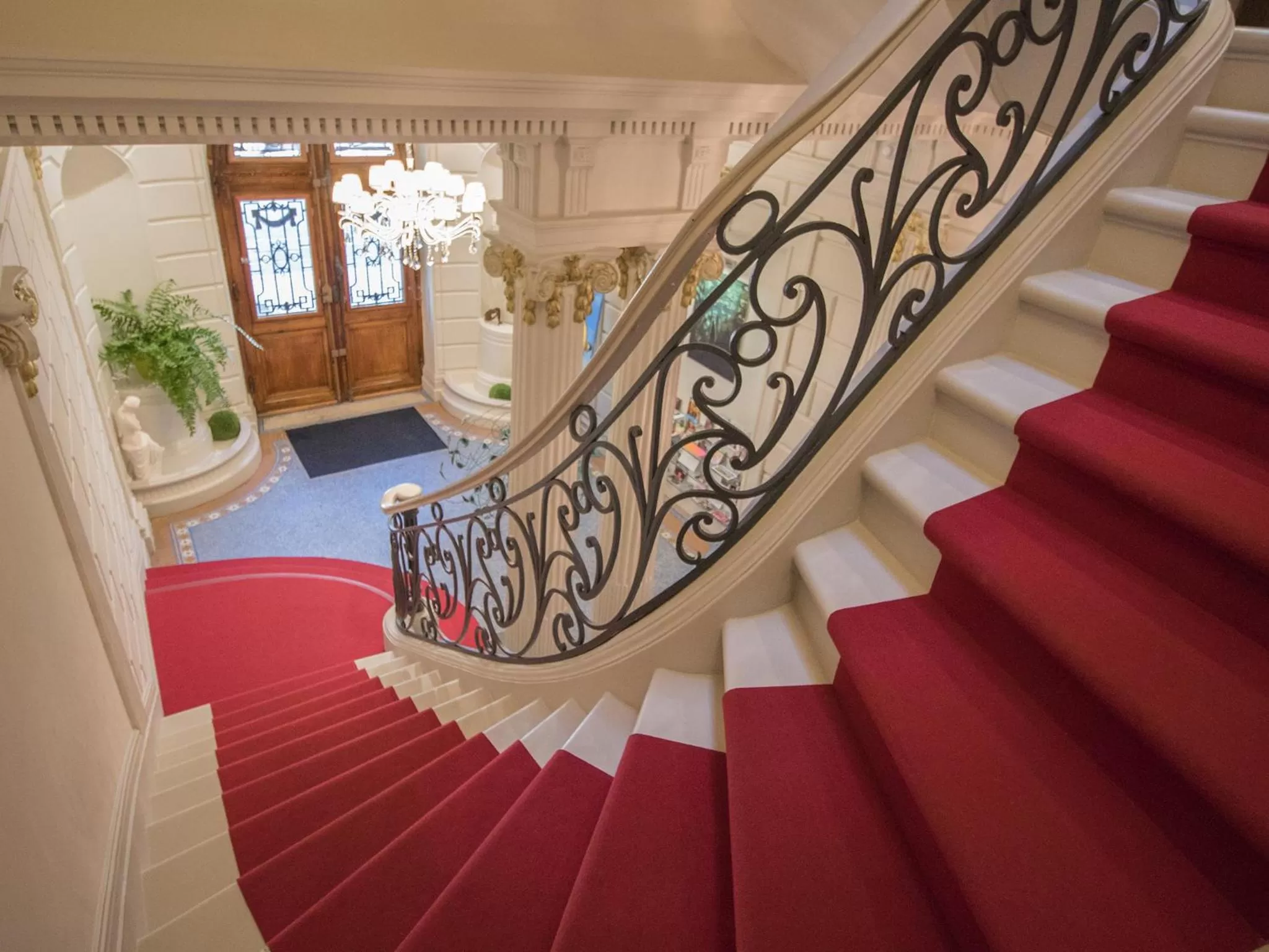 Shower, Pool View in Hotel des Quinconces Bordeaux Centre