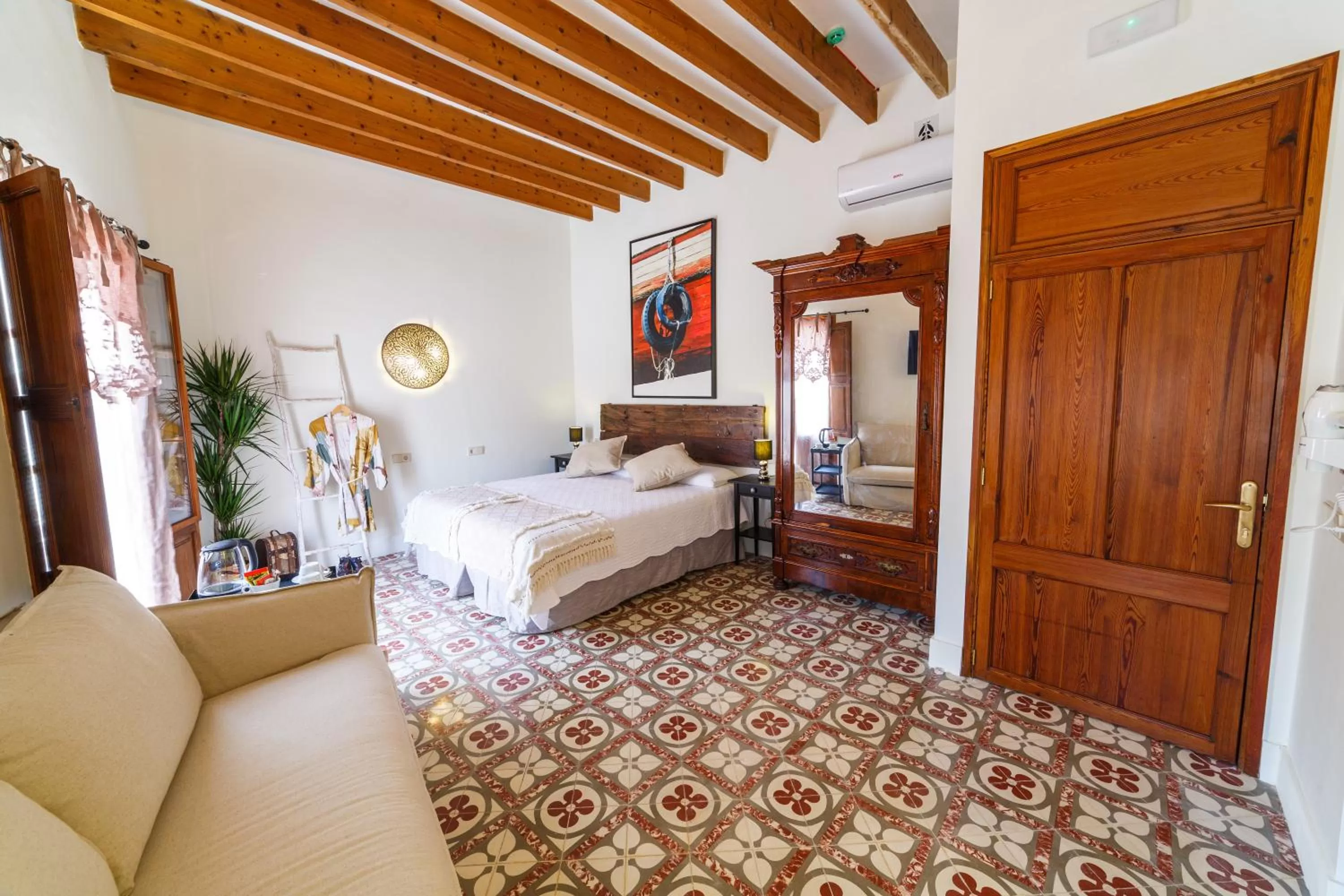 Photo of the whole room, Bed in Flor de Mandarina