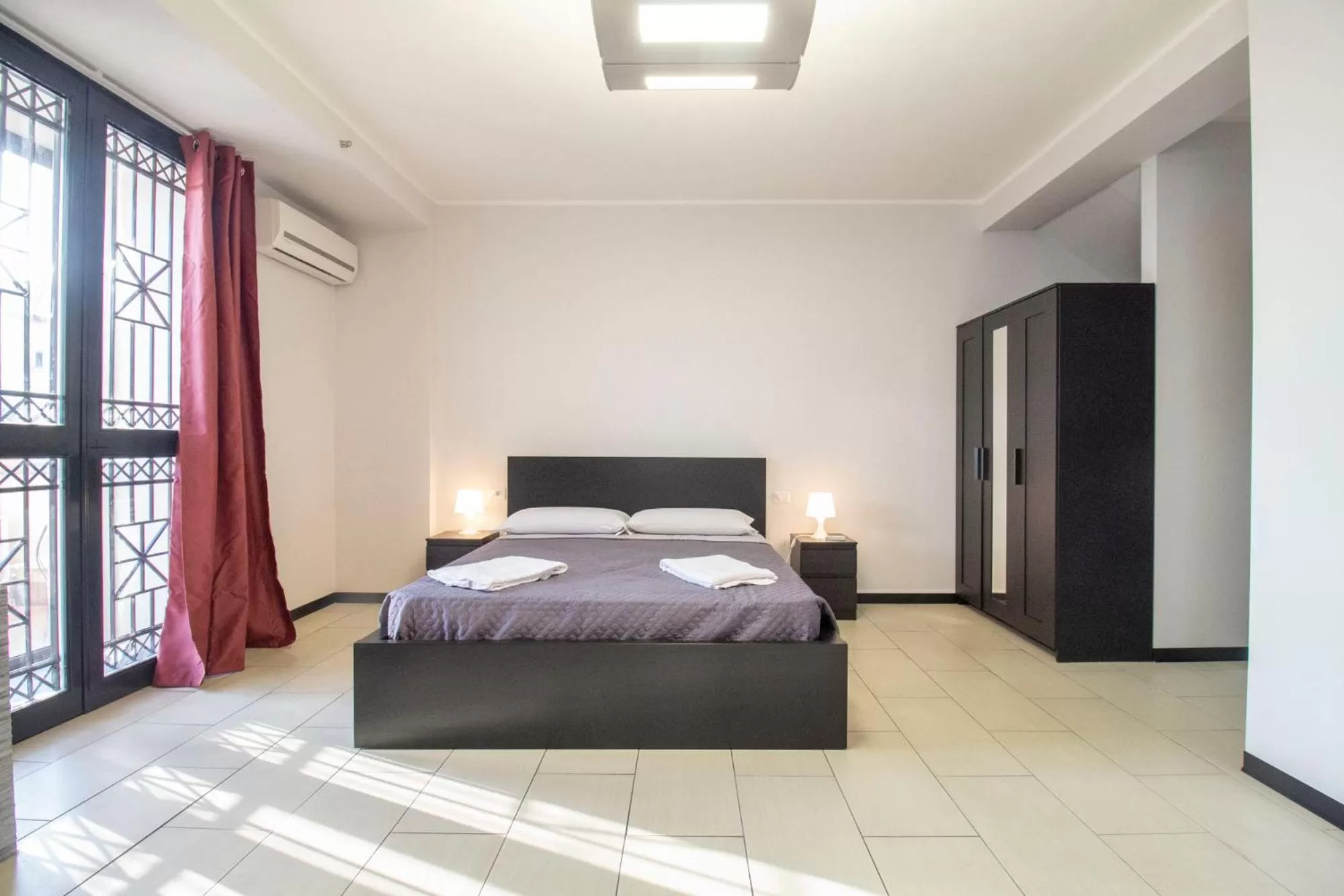 Bed in Royal Playa Suite and Apartament -private parking- self chek out