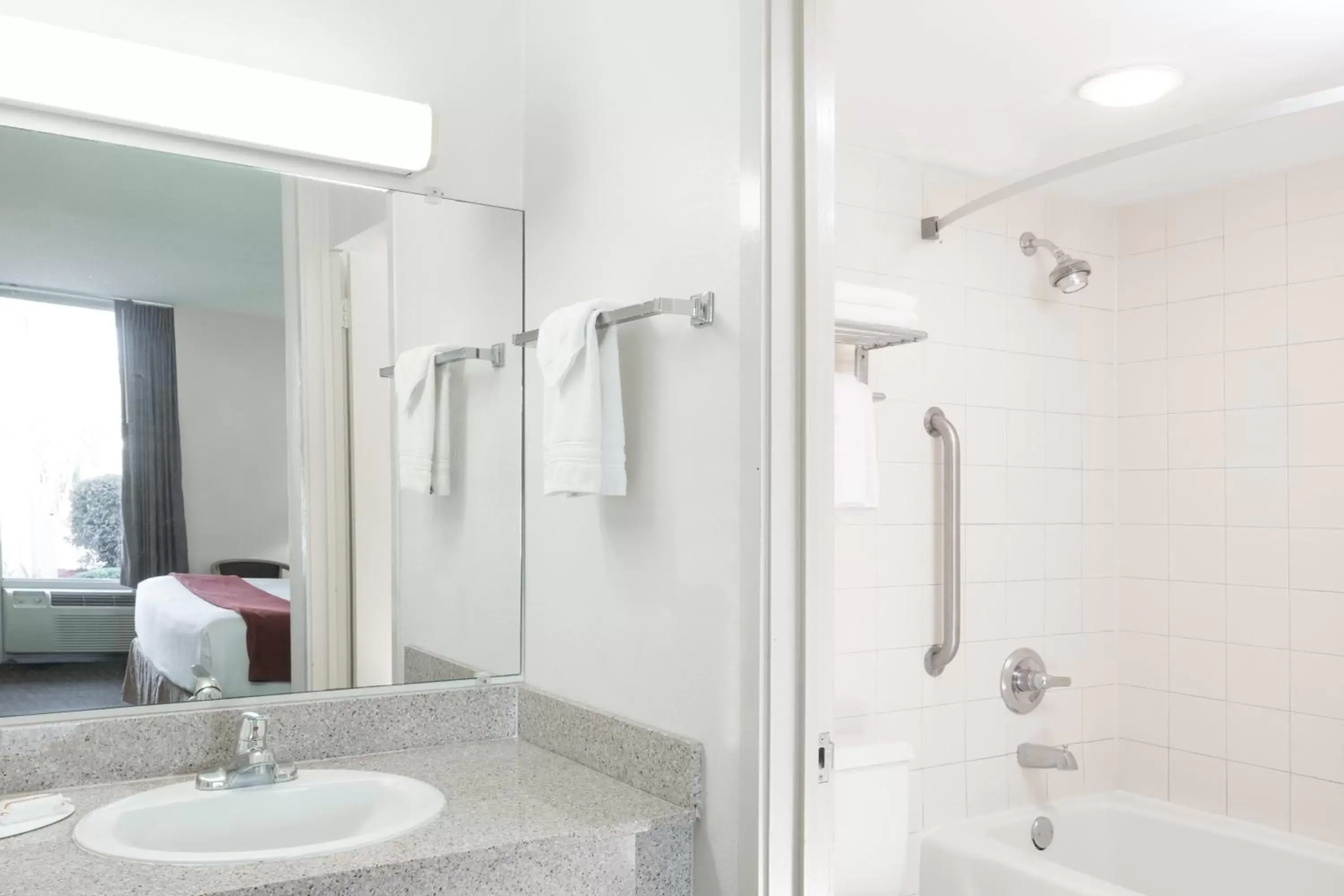 Deluxe King Room - Smoking in Days Inn by Wyndham Adel I-75 Deluxe King Room - Smoking in Days Inn by Wyndham Adel I-75