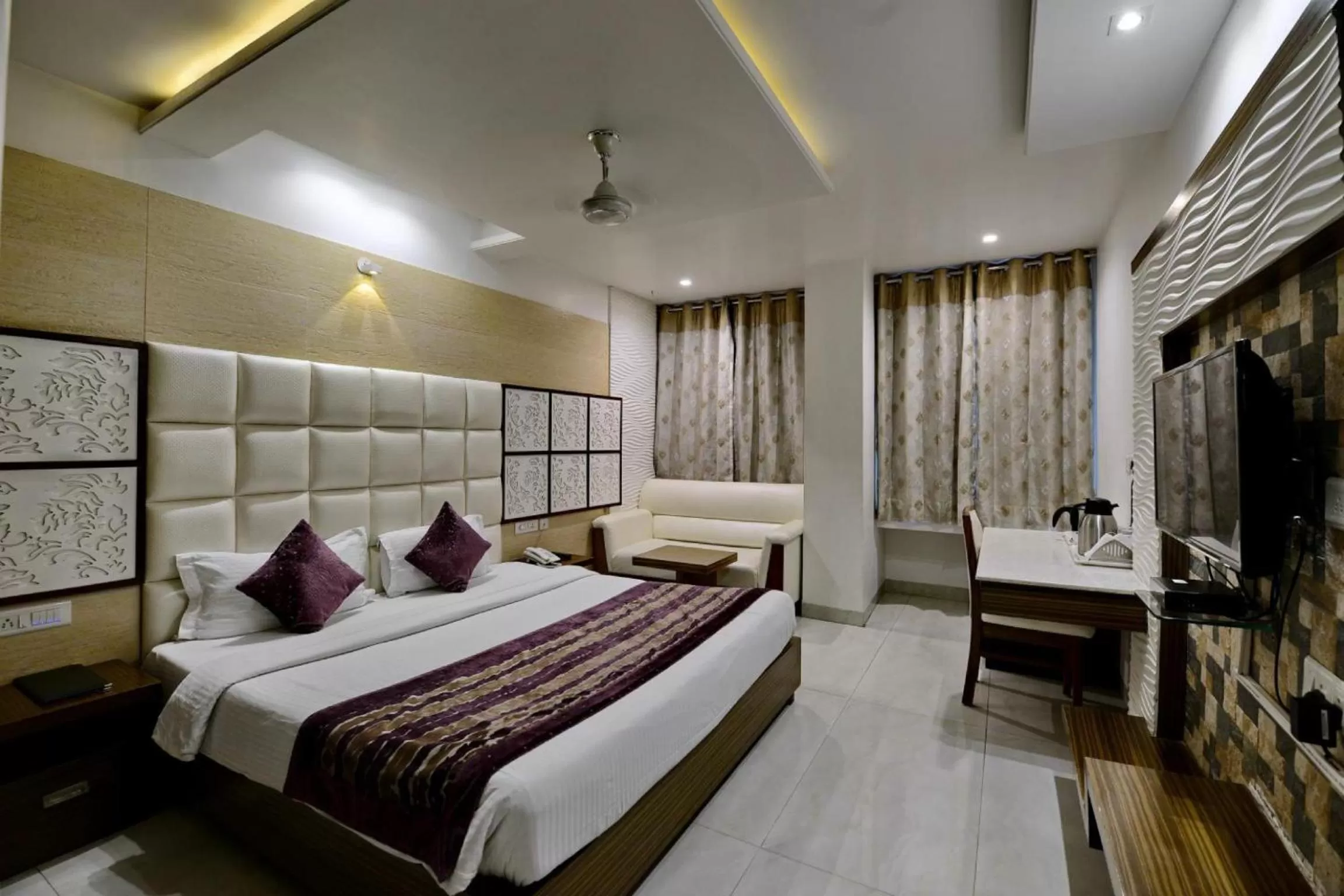 Bedroom, Bed in Hotel Emerald