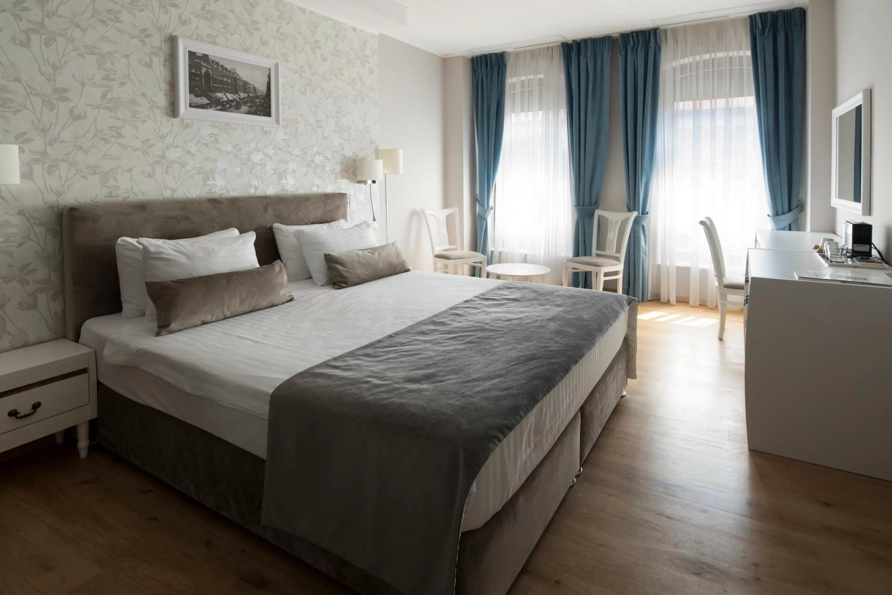 Bed in New Era Hotel Old Town Party Zone Bucharest- parking with fee nearby - NOT at the hotel !