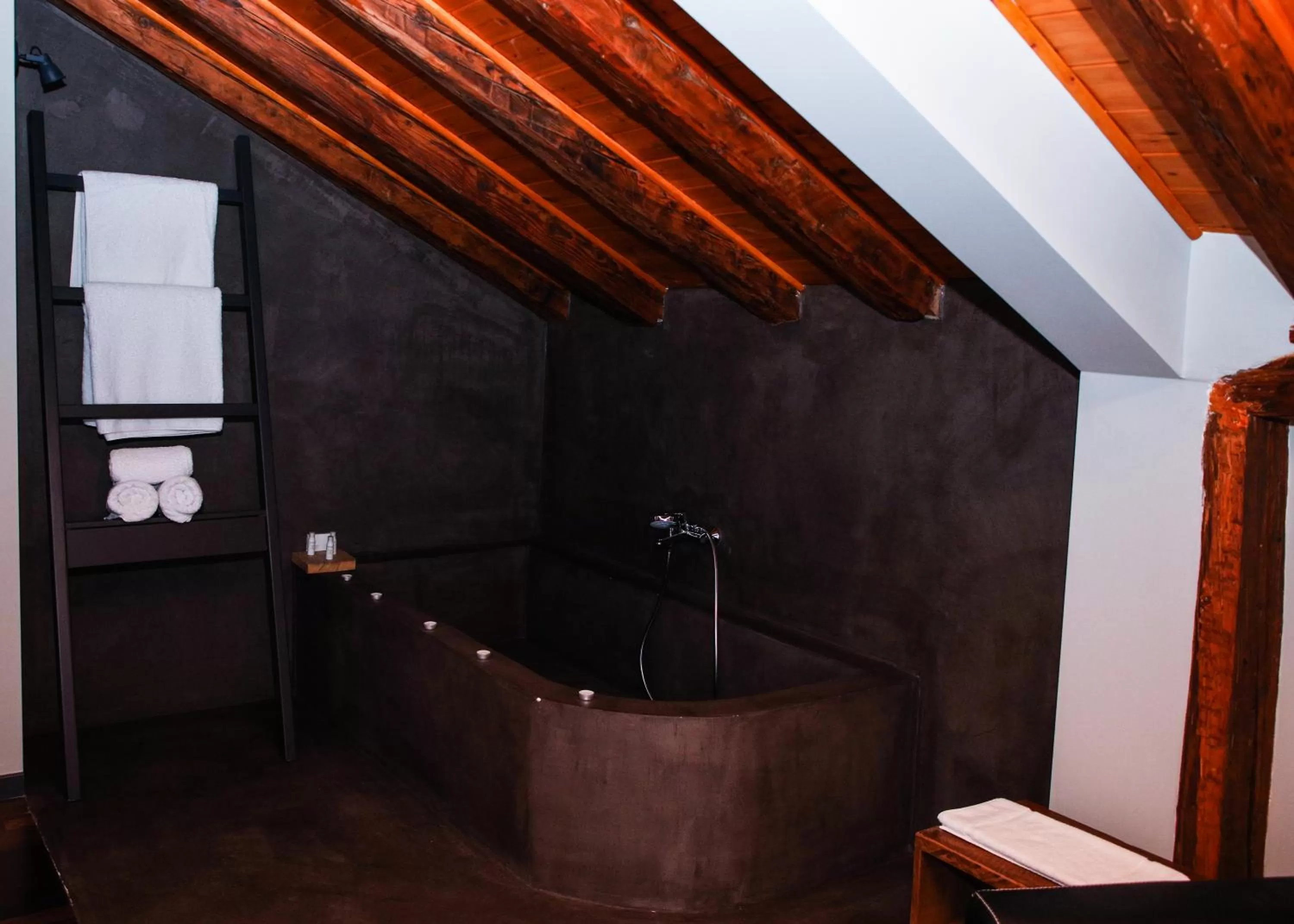 Hot Tub in Dim's Hotel & Restaurant