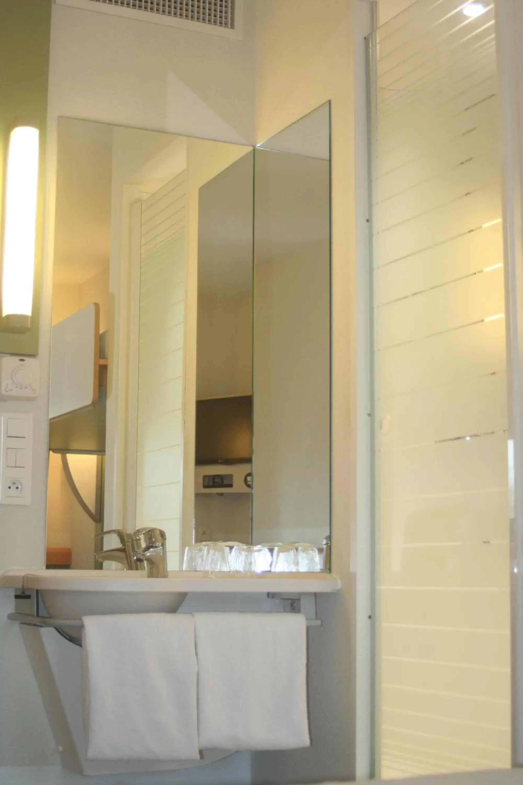 Triple Room with Twin Beds and Bunk Bed in ibis budget Niort - La Crèche Triple Room with Twin Beds and Bunk Bed in ibis budget Niort - La Crèche