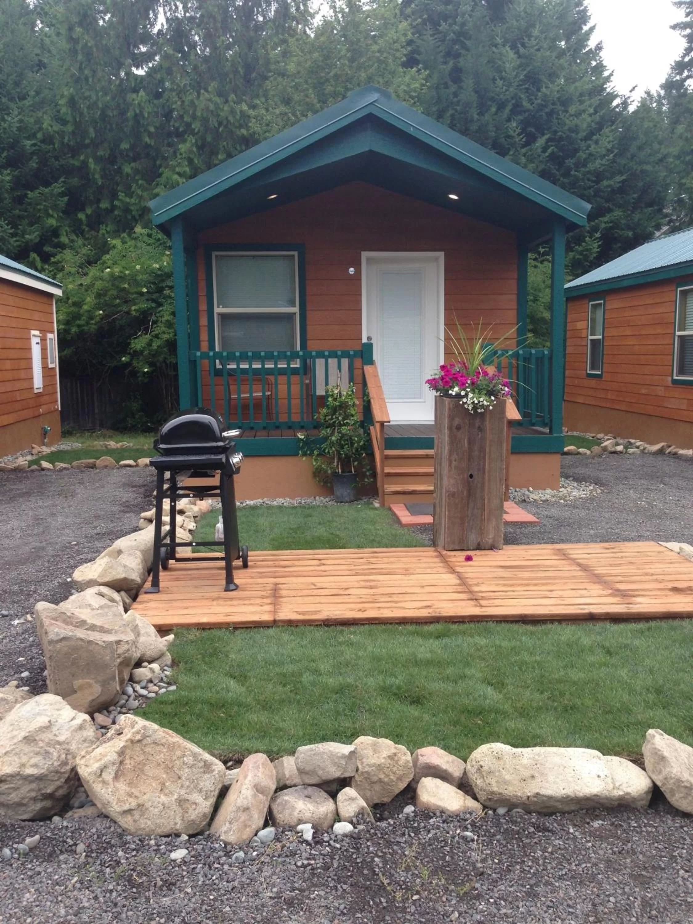 Property Building in Packwood Lodge & Cabins