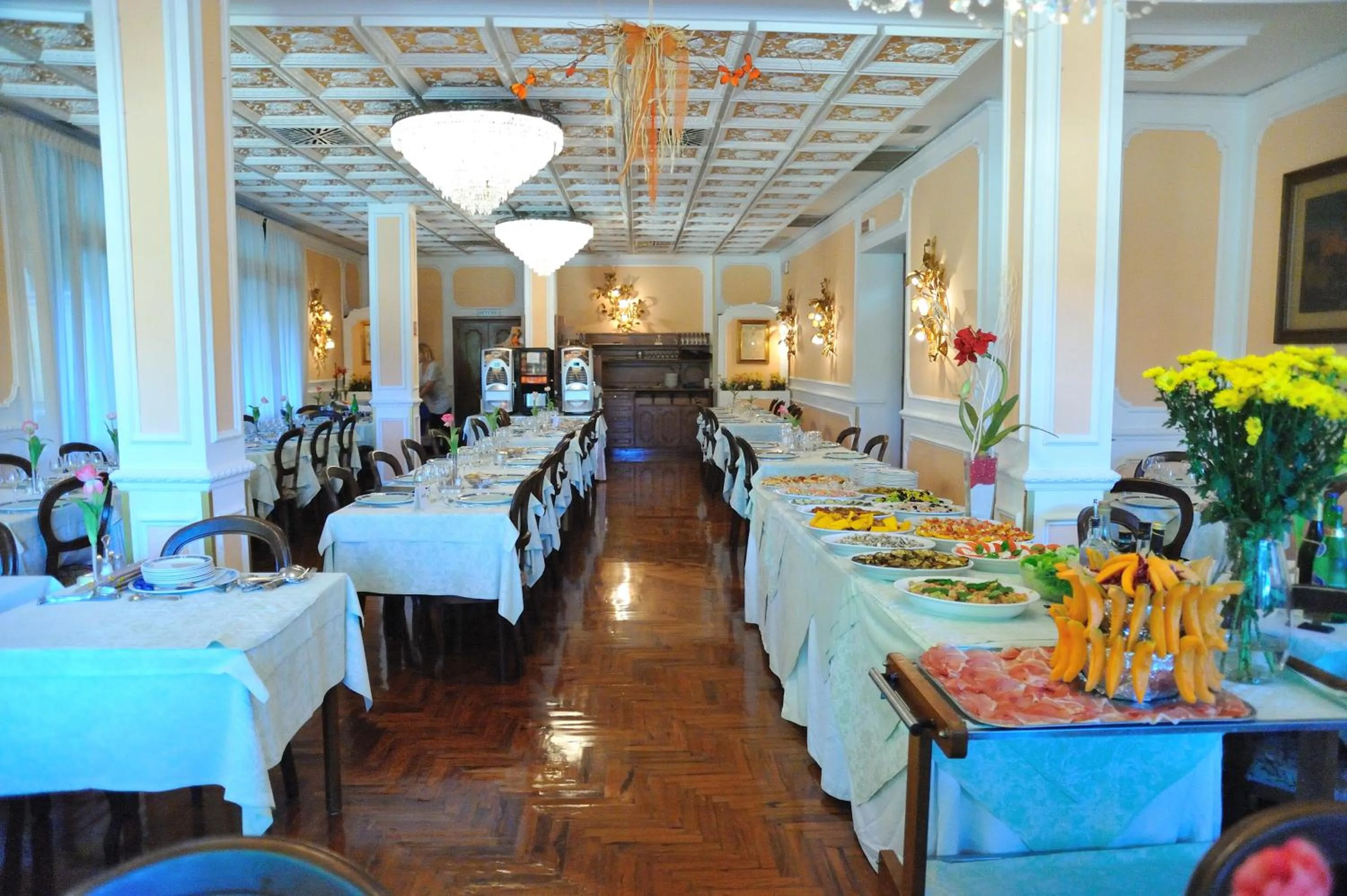 Restaurant/places to eat in Hotel Savona