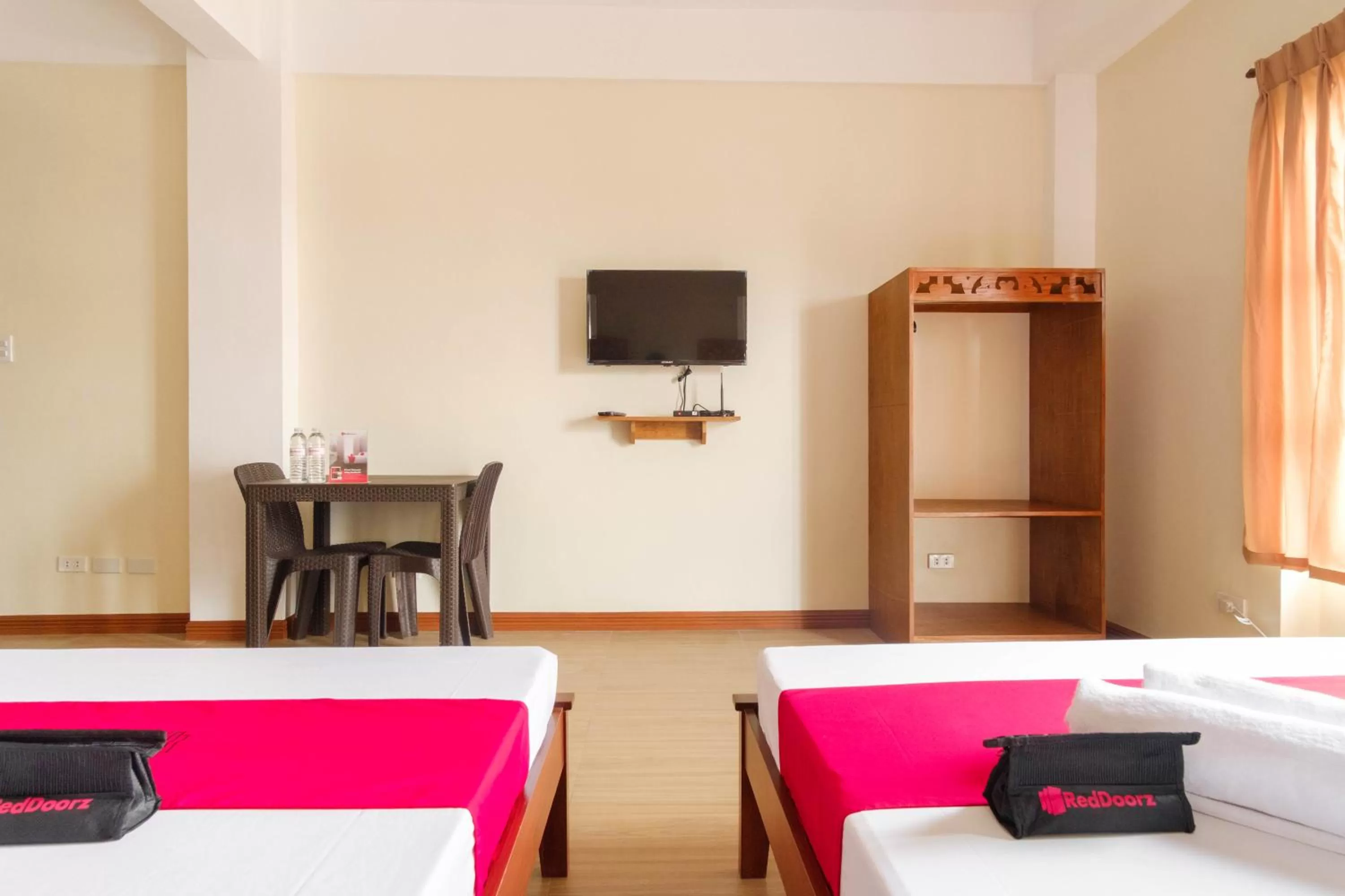 TV and multimedia, Bed in RedDoorz Plus near Johnson and Johnson Paranaque