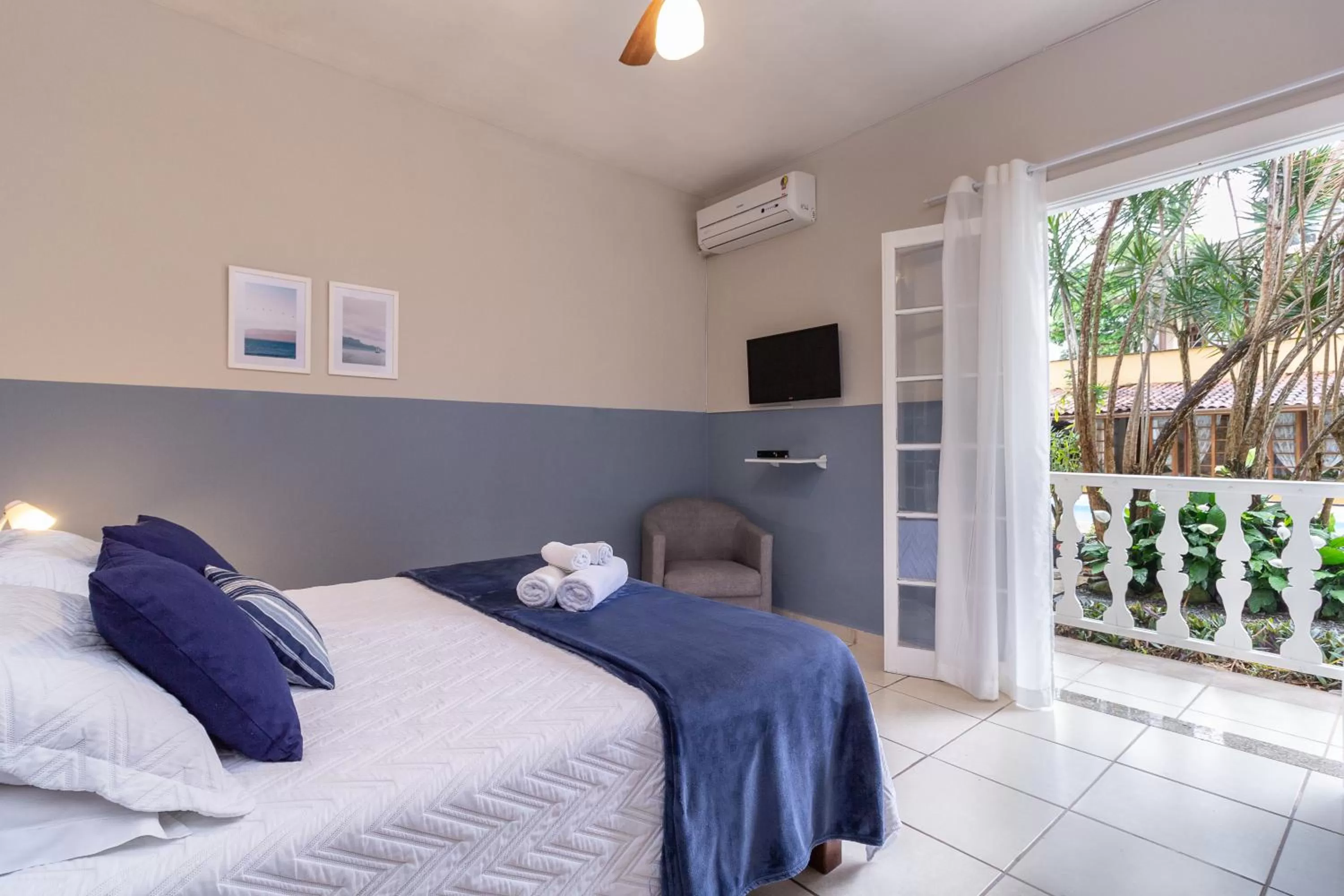 Photo of the whole room, Bed in Estrela do Mar Paraty