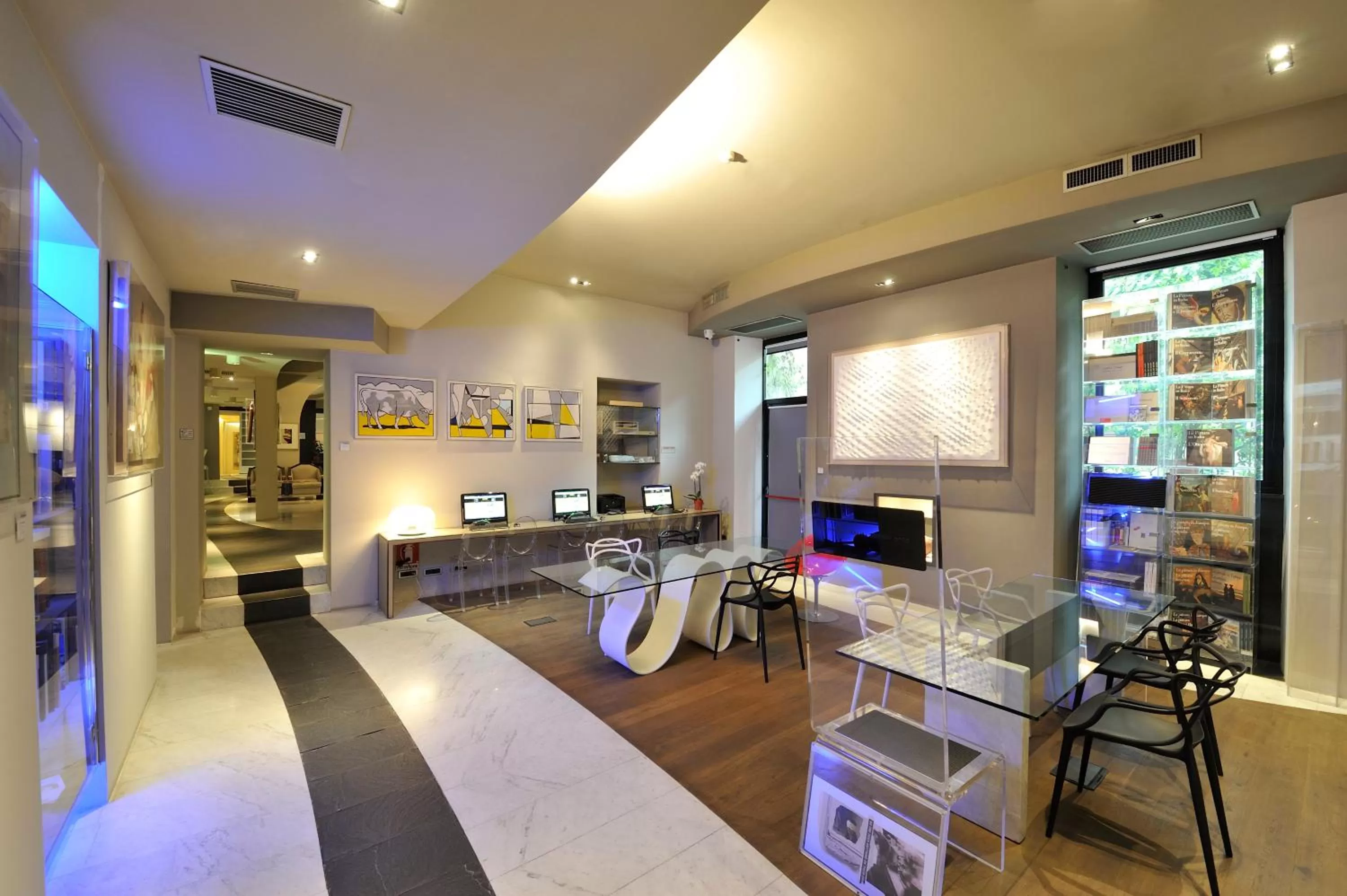 Communal lounge/ TV room in Art Hotel Boston