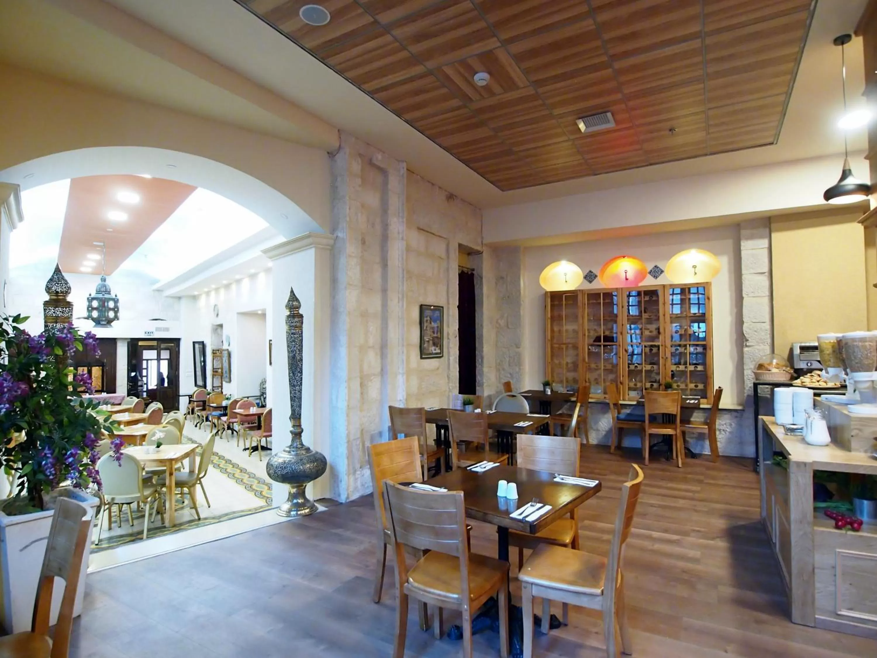 Restaurant/places to eat in New Imperial Hotel