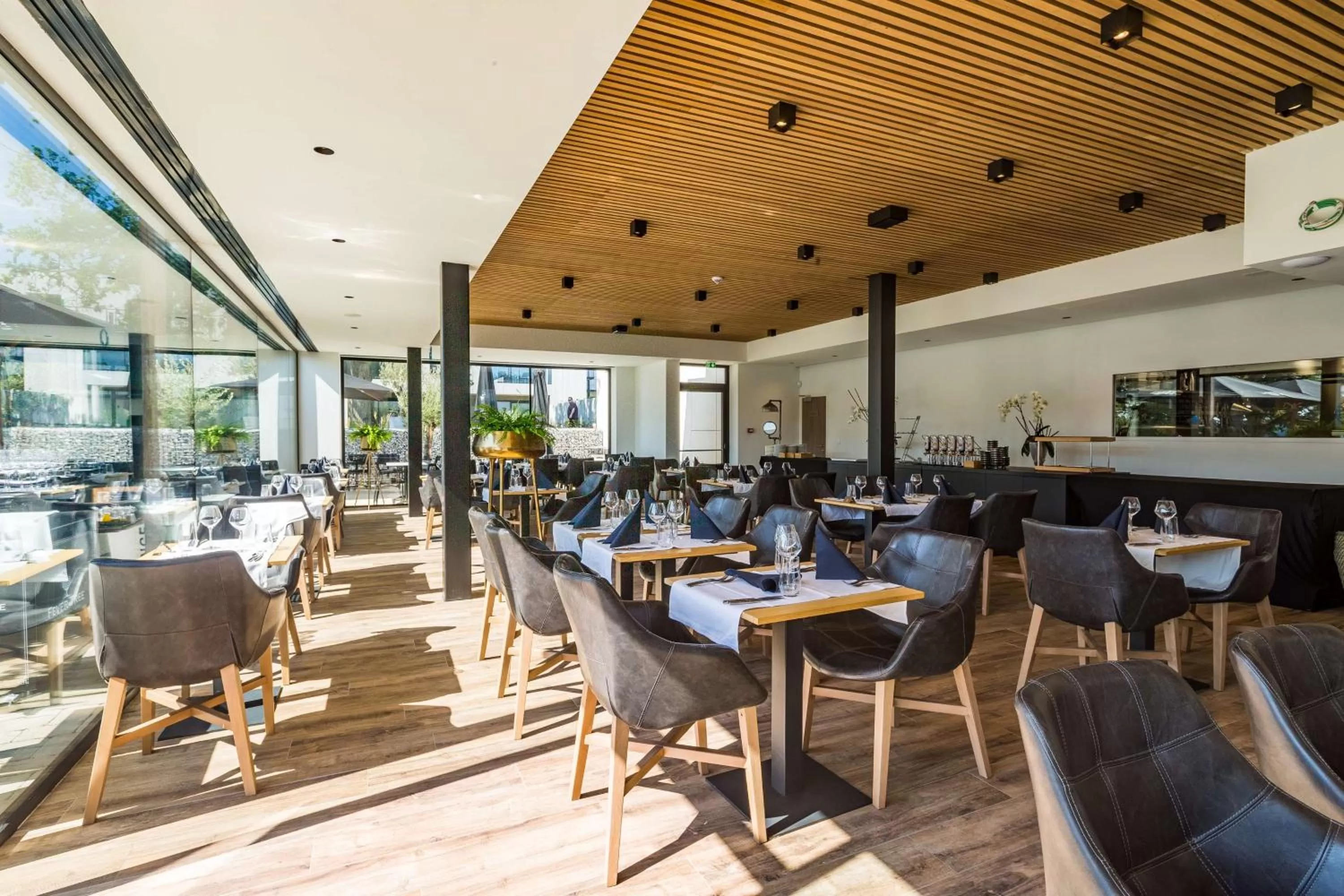 Restaurant/places to eat in Golden Lakes Hotel