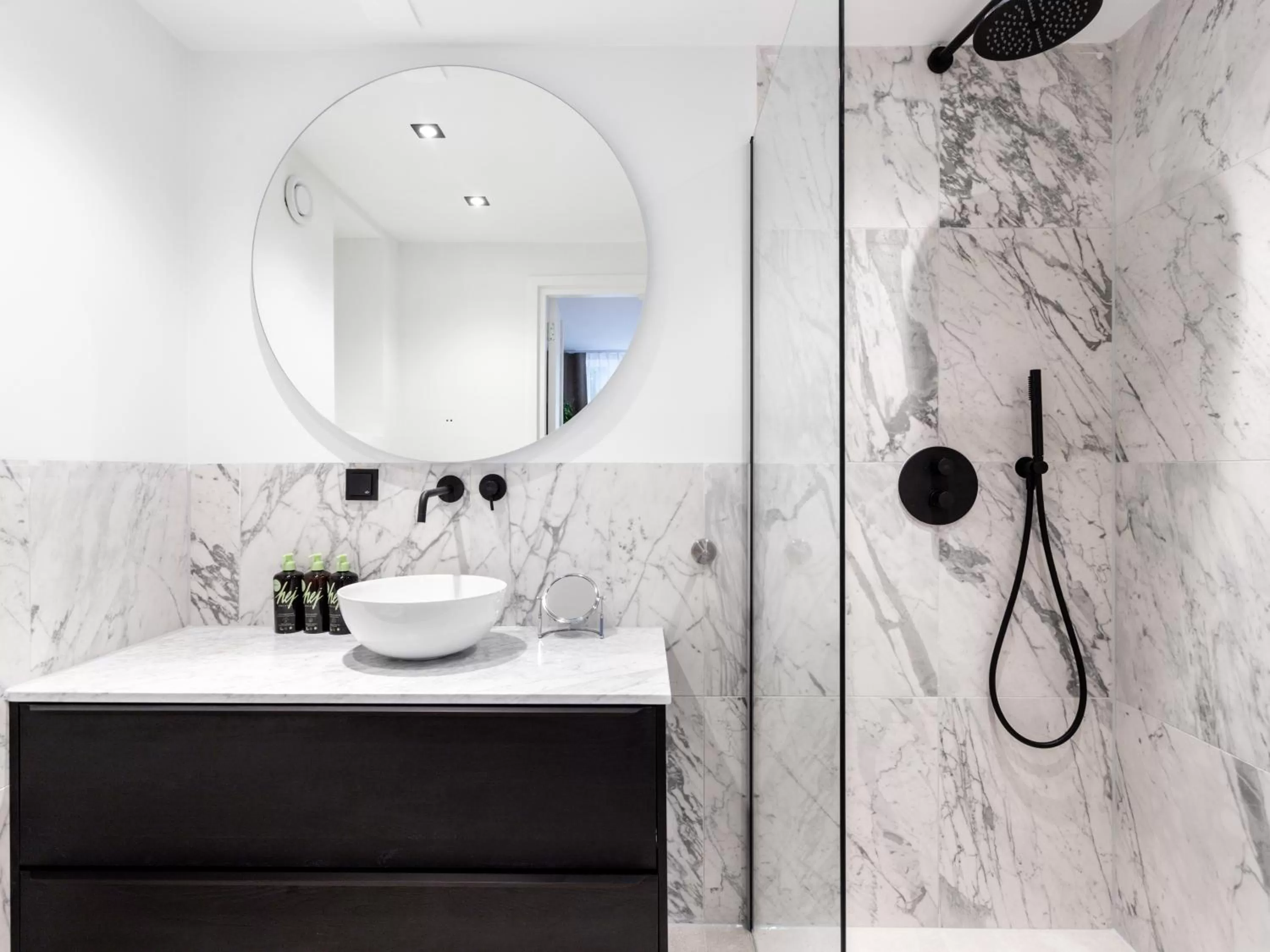 Shower in City Rooms Amsterdam Hemonystraat - Digital access