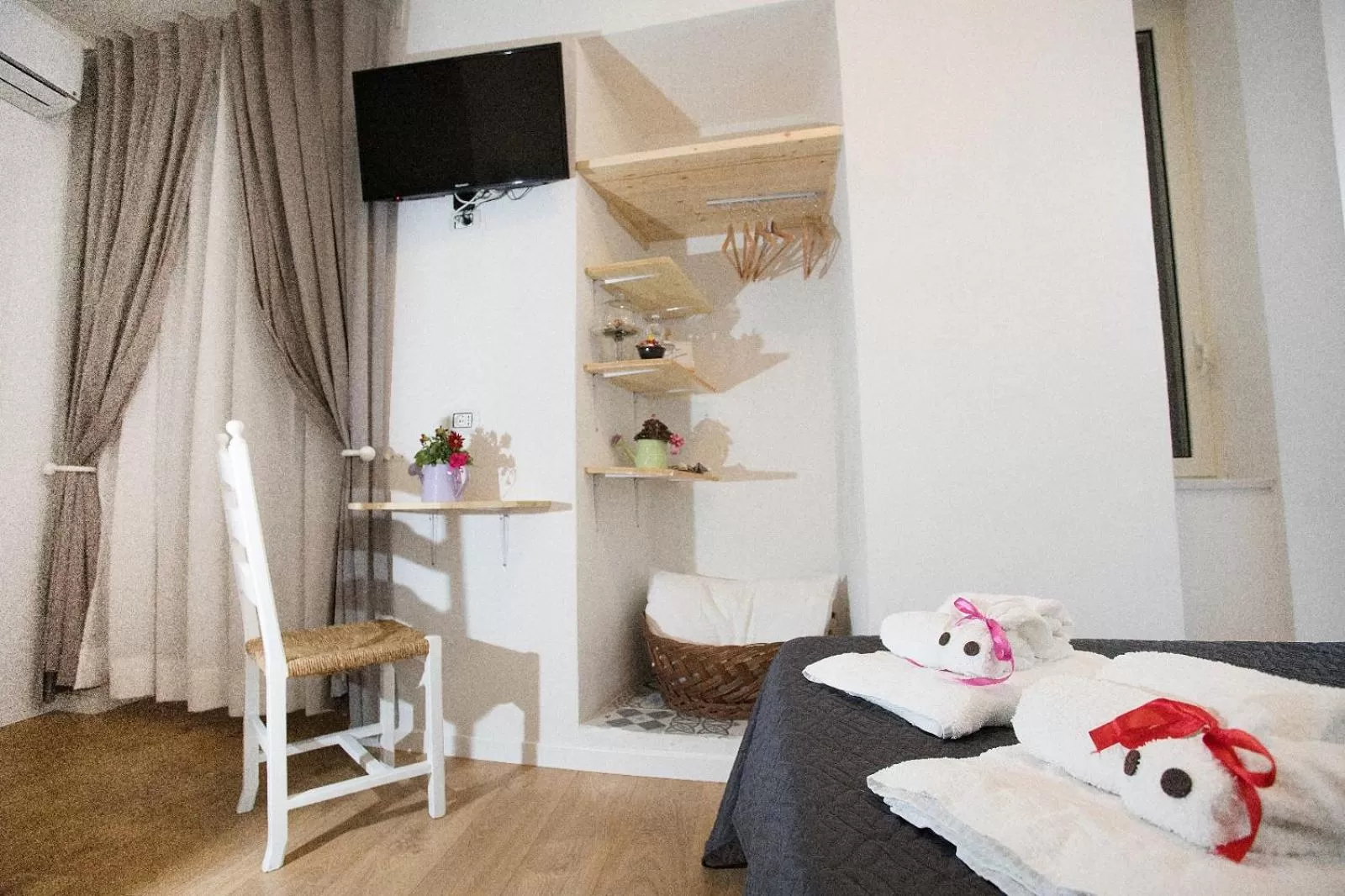 Photo of the whole room, TV/Entertainment Center in Quartino Napoletano