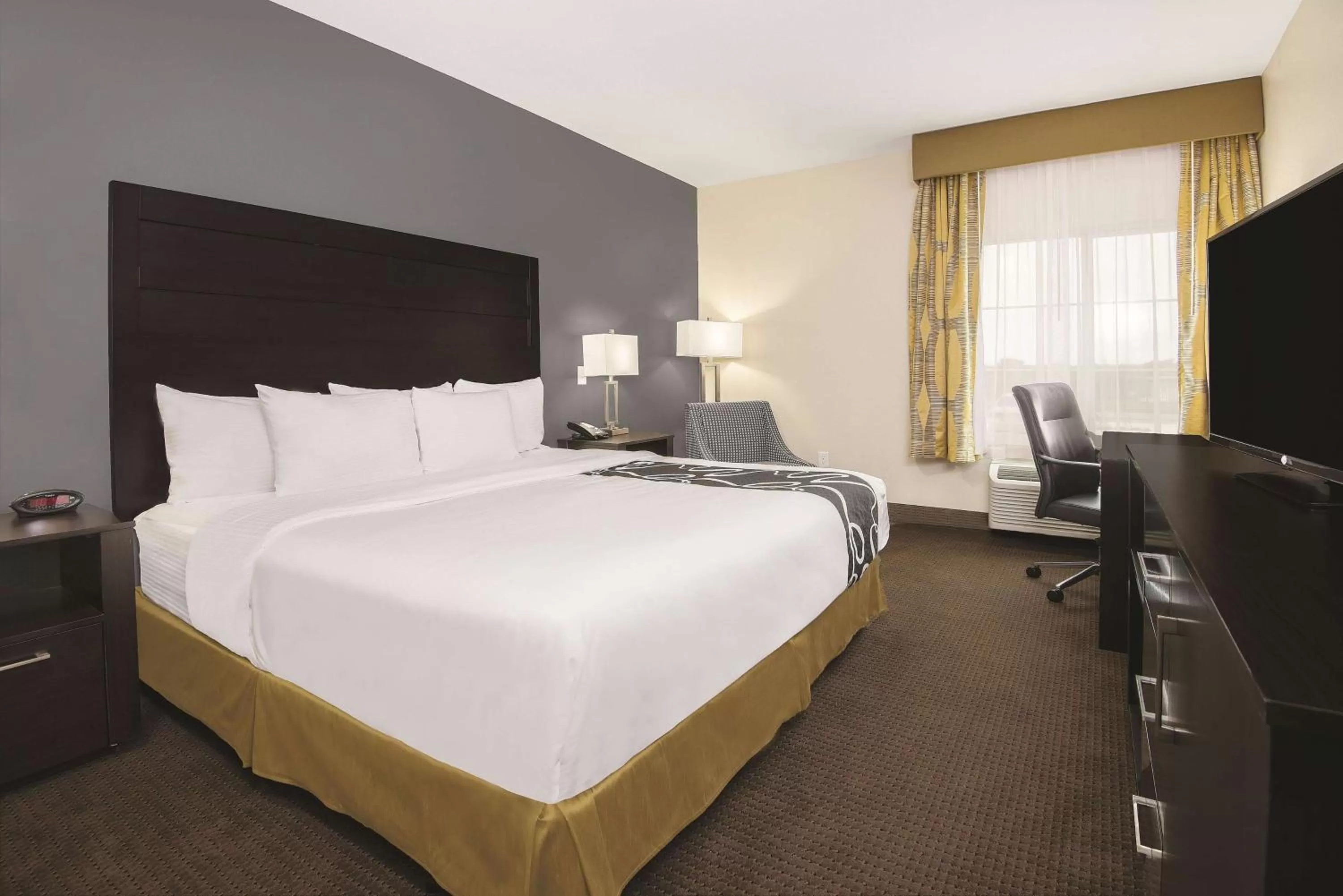 Photo of the whole room, Bed in La Quinta by Wyndham Karnes City - Kenedy