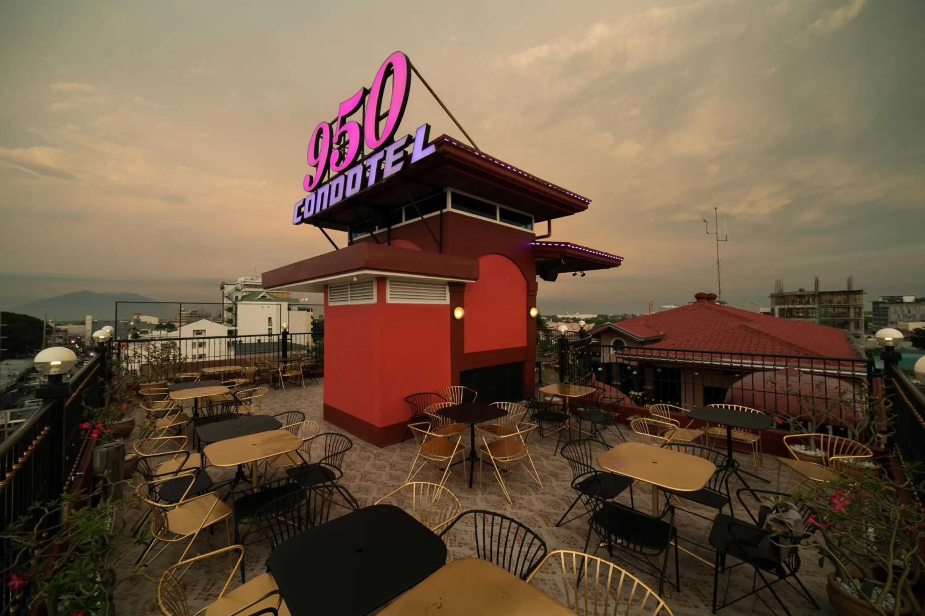 Restaurant/places to eat in 950 Condotel