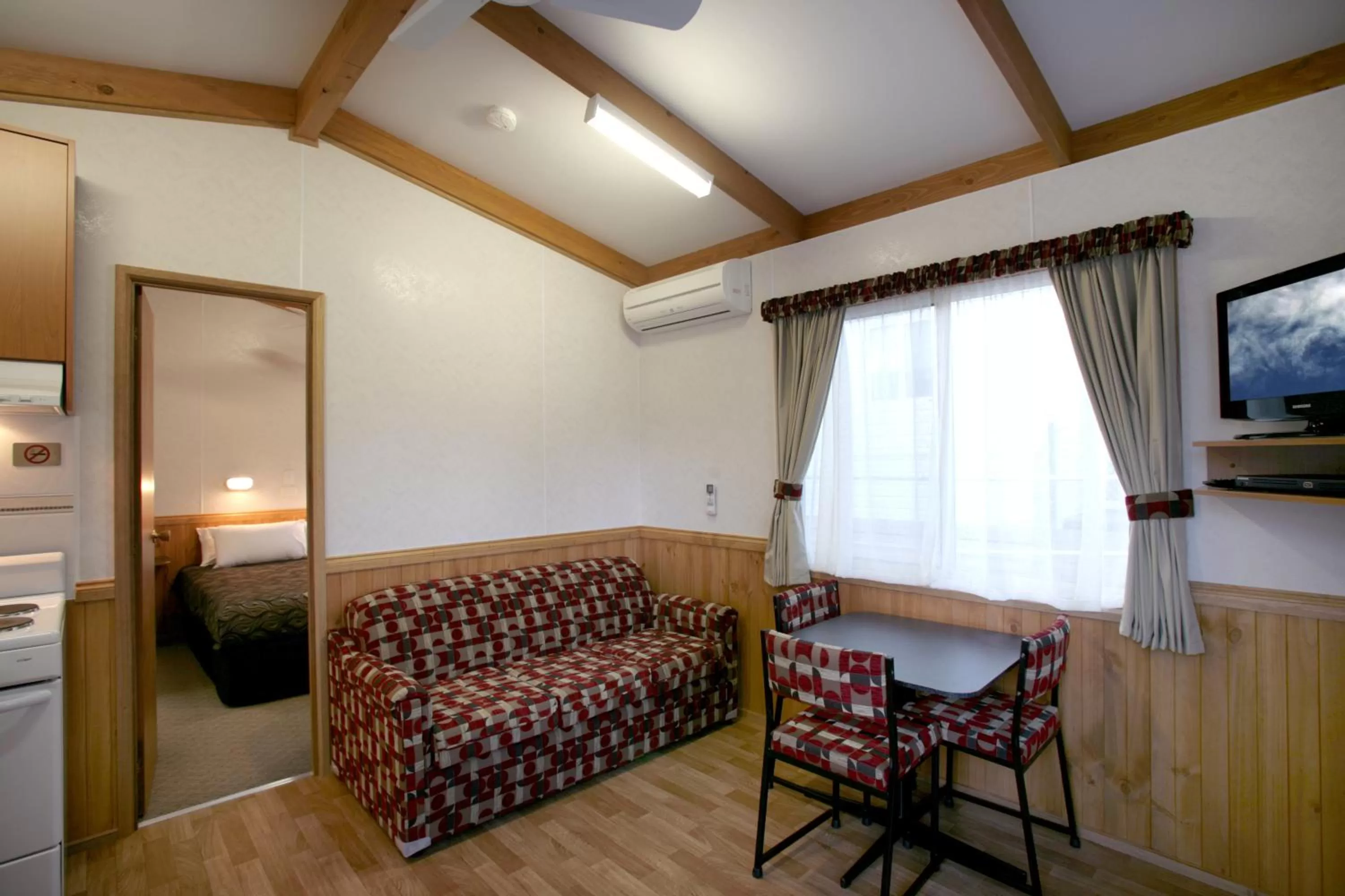 Living room, Bed in Alivio Tourist Park Canberra