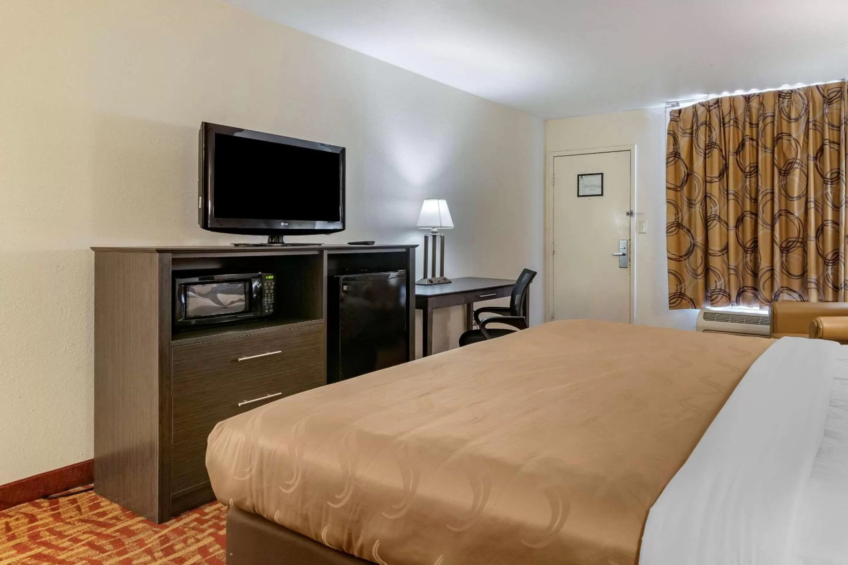 Bedroom in Quality Inn At Town Center