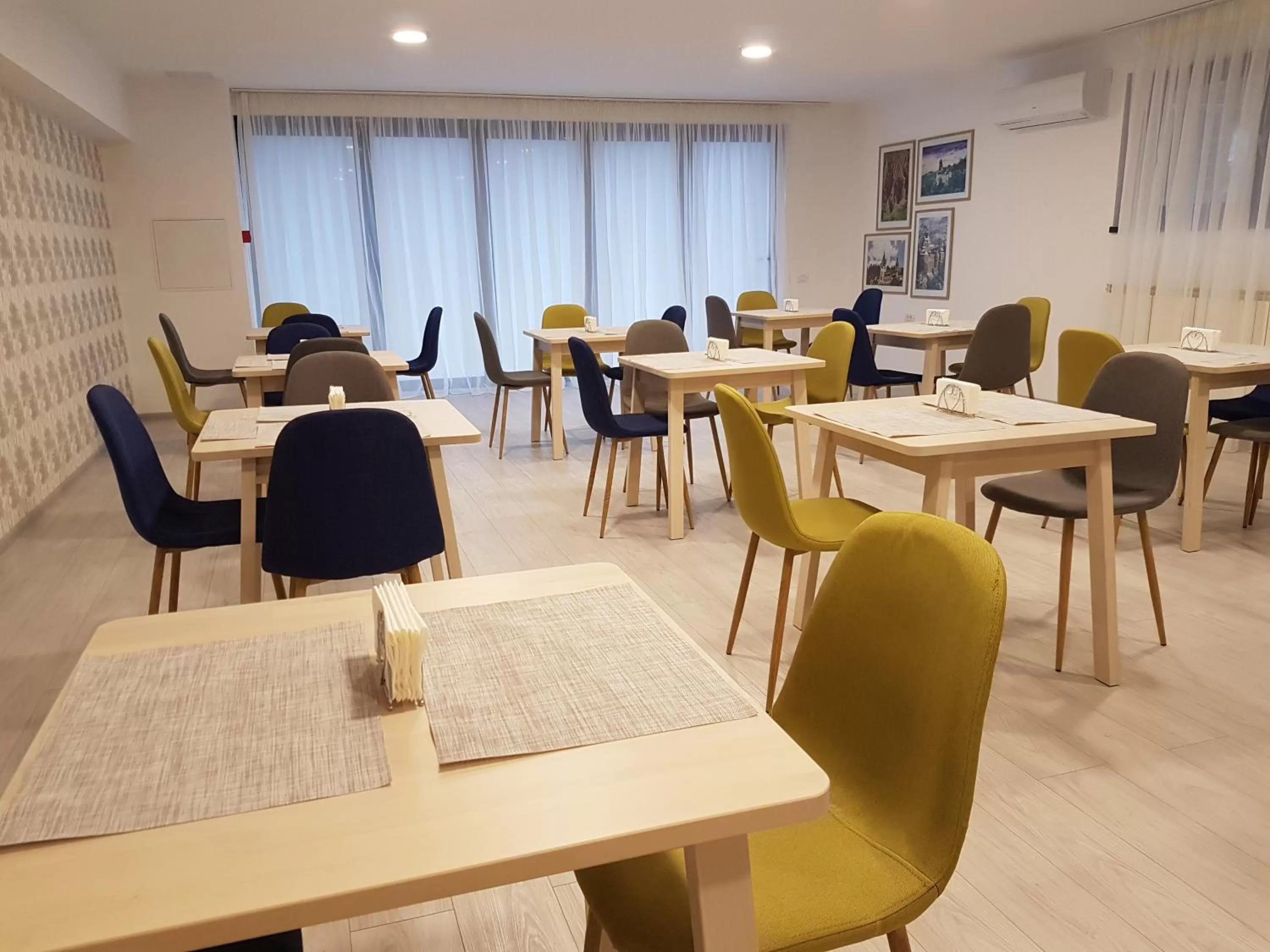 Restaurant/places to eat in YMY Boutique Residence