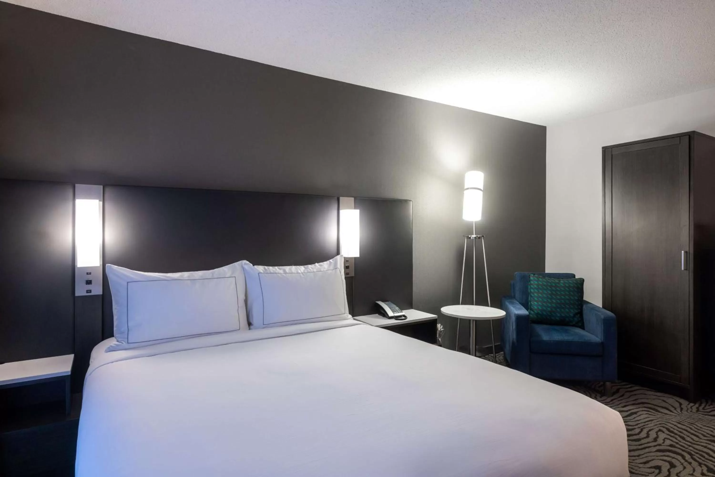 Bed in DoubleTree by Hilton Calgary North