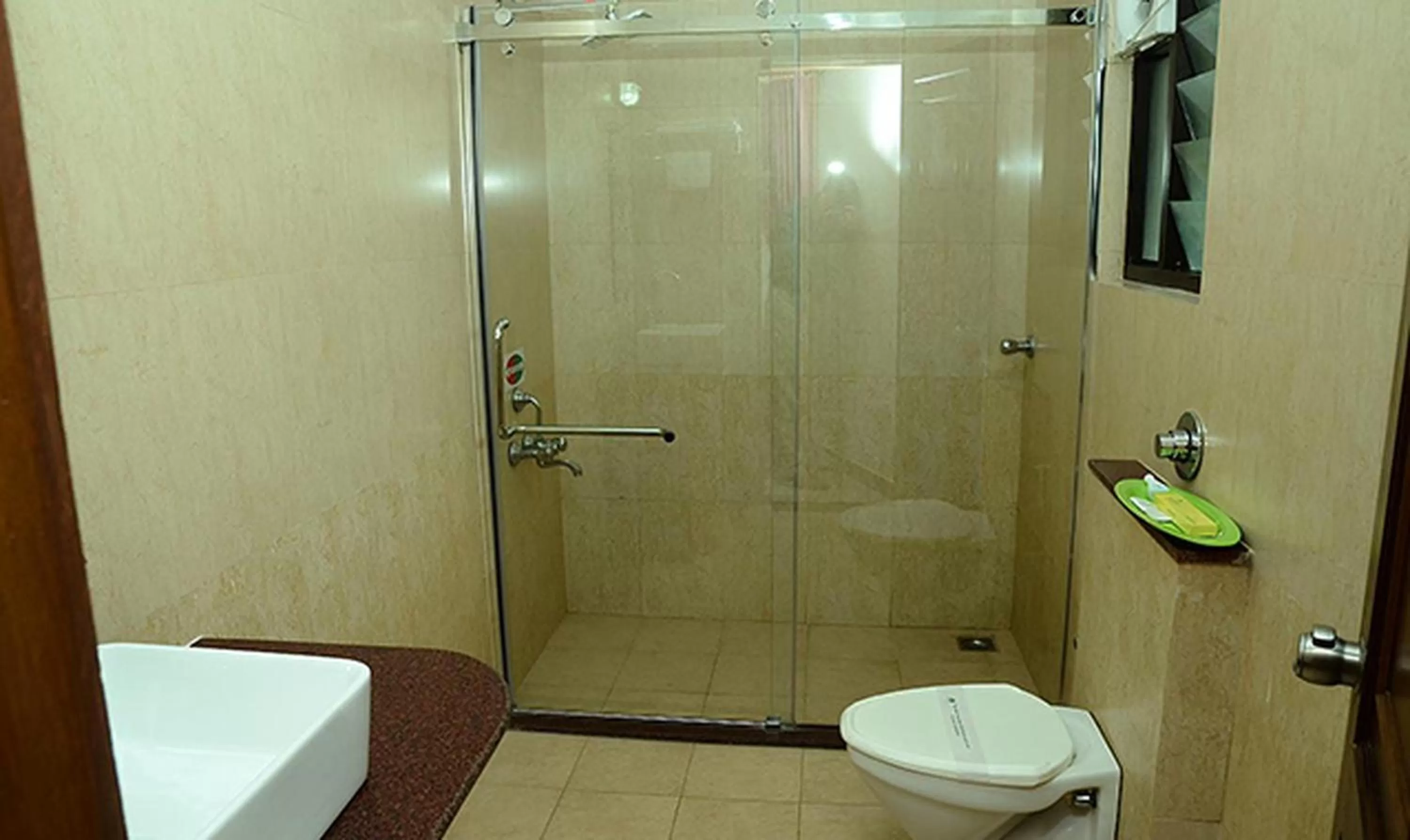Bathroom in Metro Plaza Hotel by RAK Rooms, Mangaluru