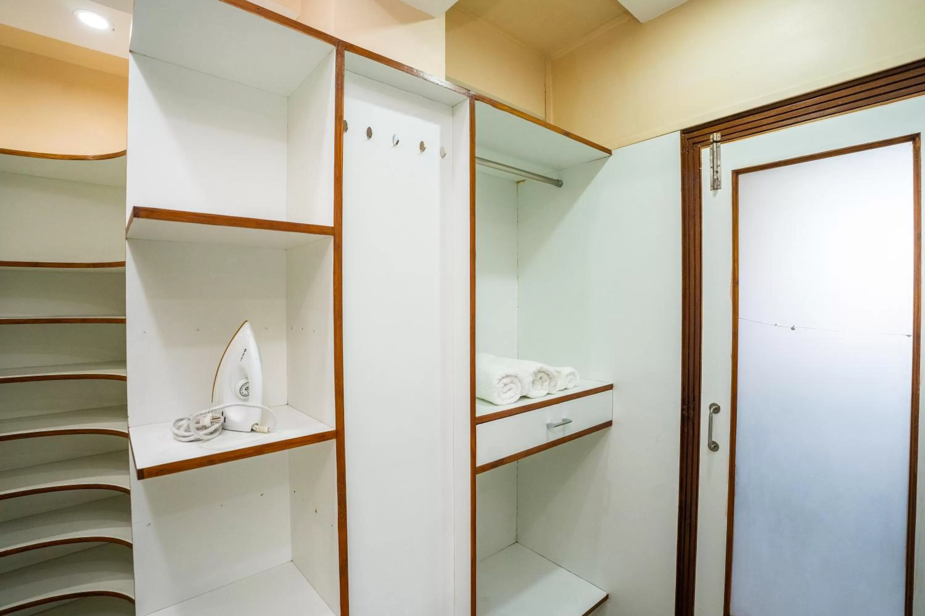 wardrobe in East Land Bed & Breakfast