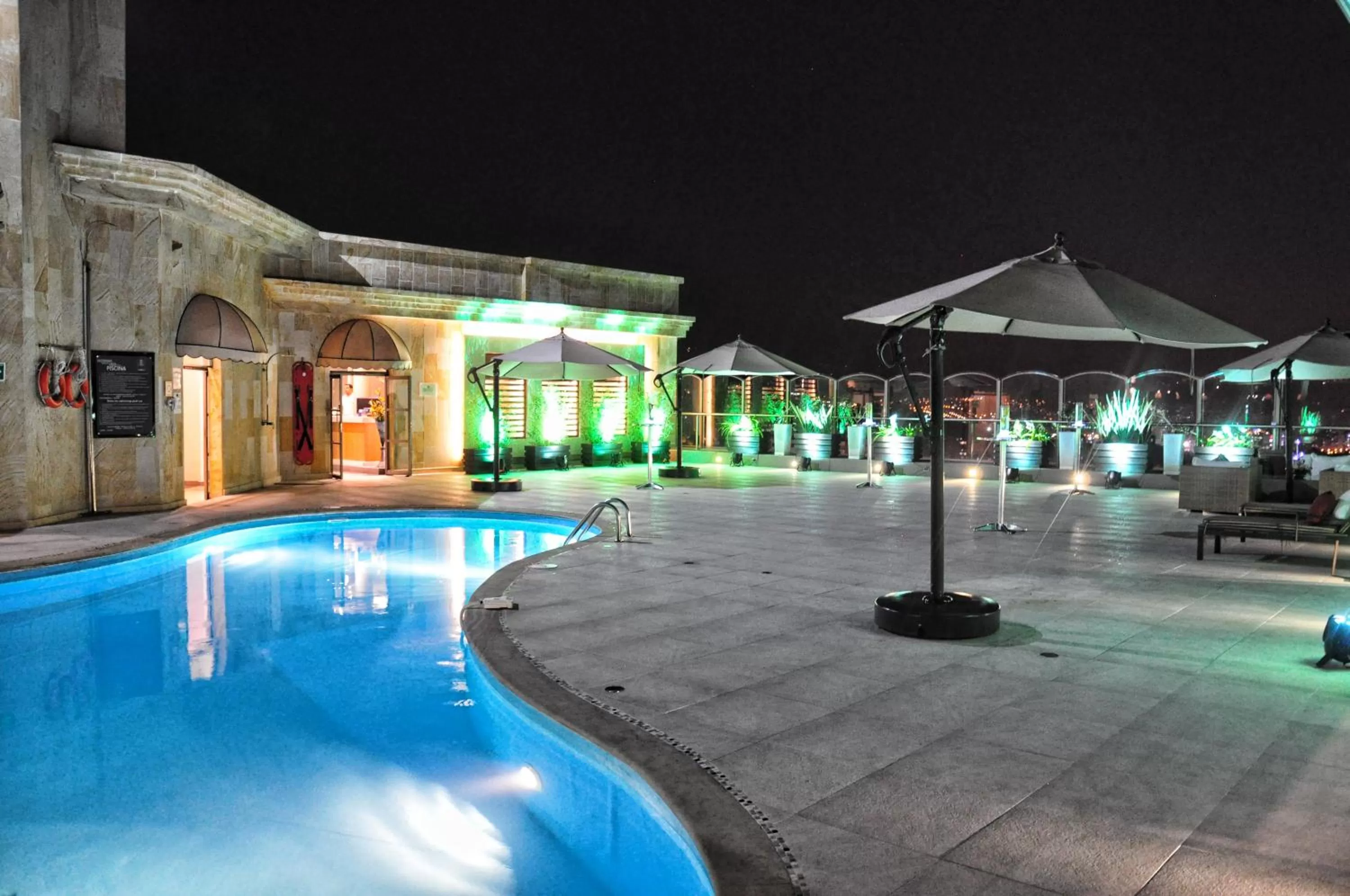 Swimming pool in Hotel Dann Carlton Bucaramanga