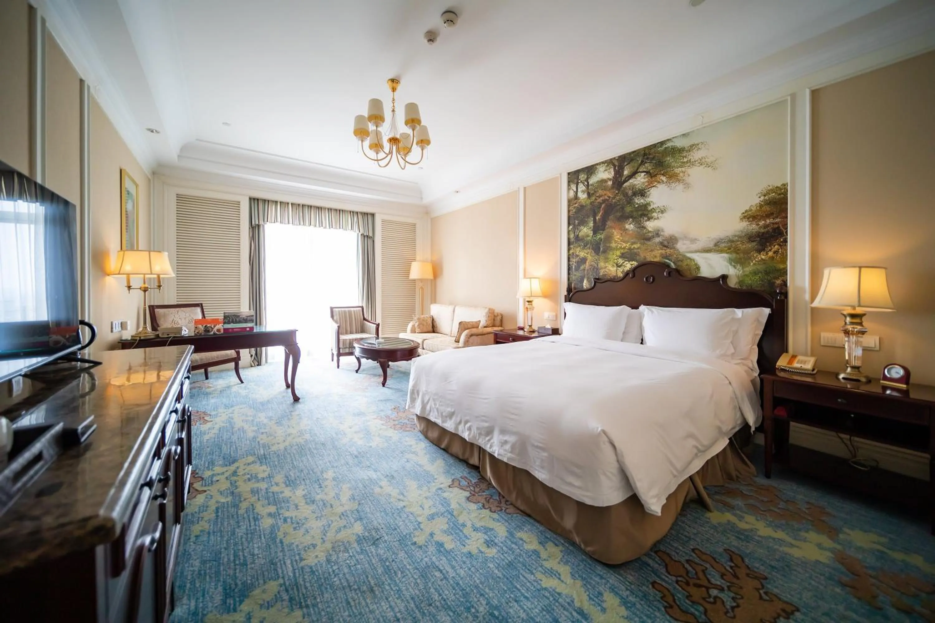 Photo of the whole room, Bed in Crowne Plaza Ocean Spring Resort by IHG