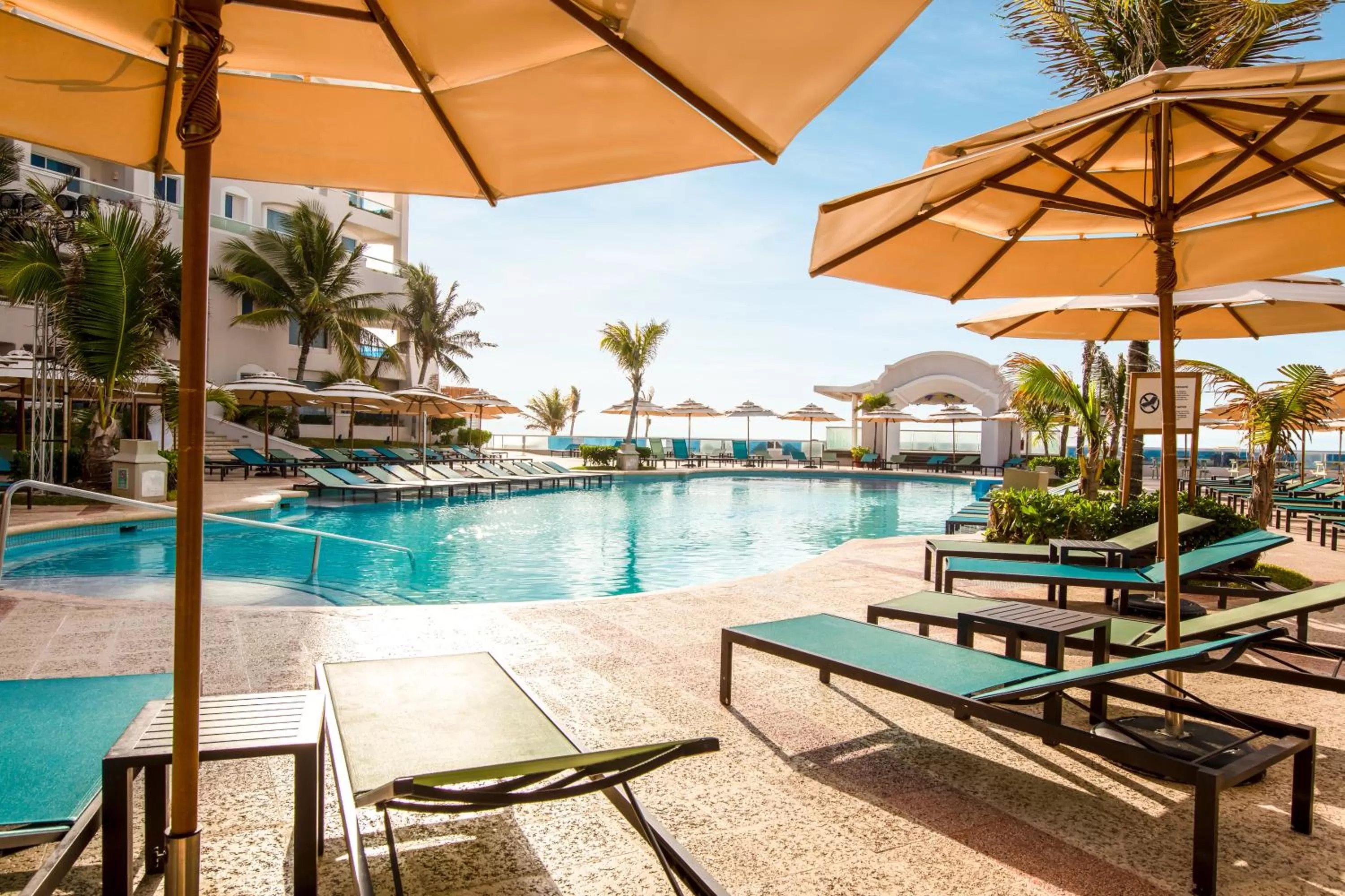 Swimming pool in Wyndham Alltra Cancun All Inclusive Resort