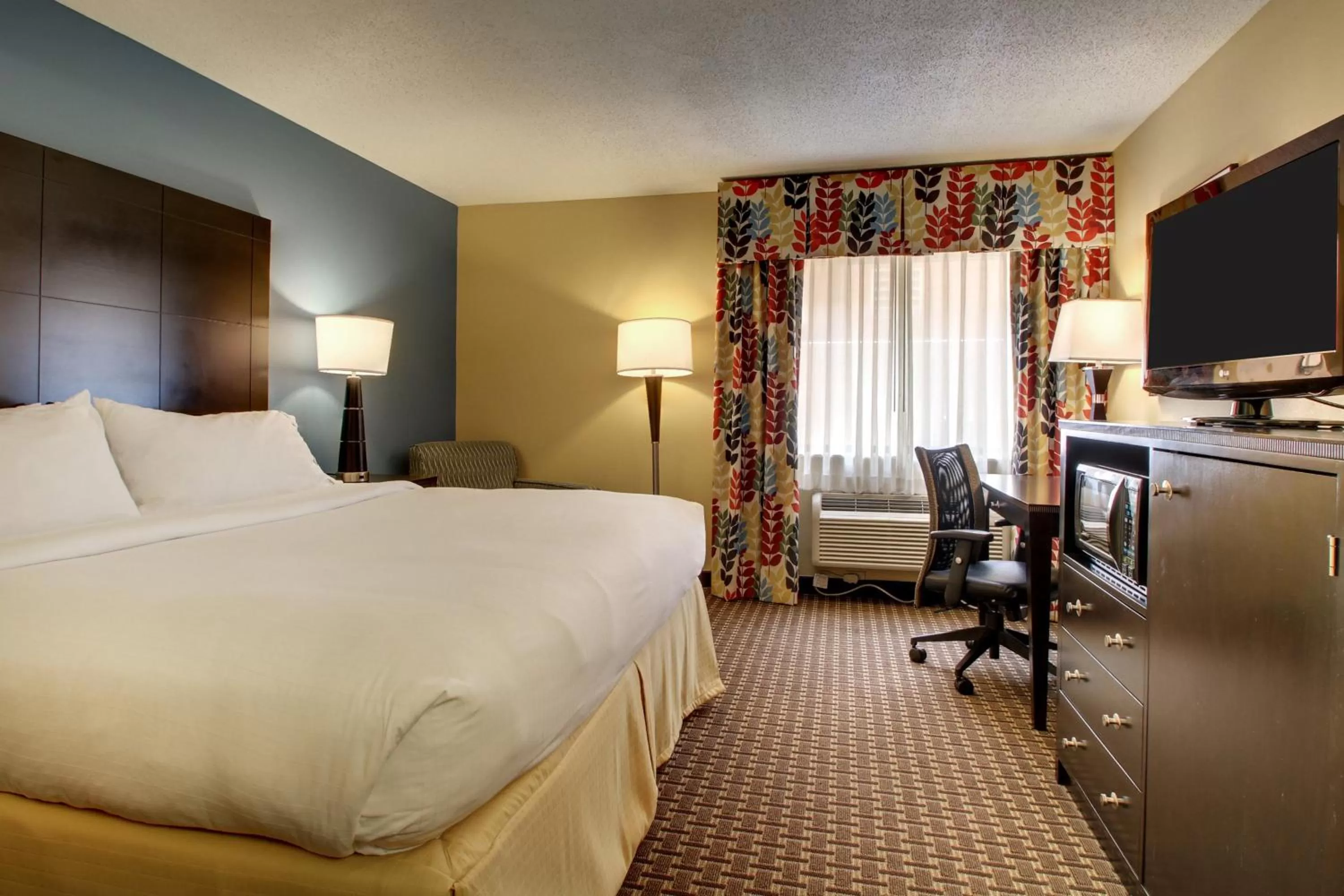 Photo of the whole room, Bed in Holiday Inn Express Hotel Fort Campbell-Oak Grove by IHG