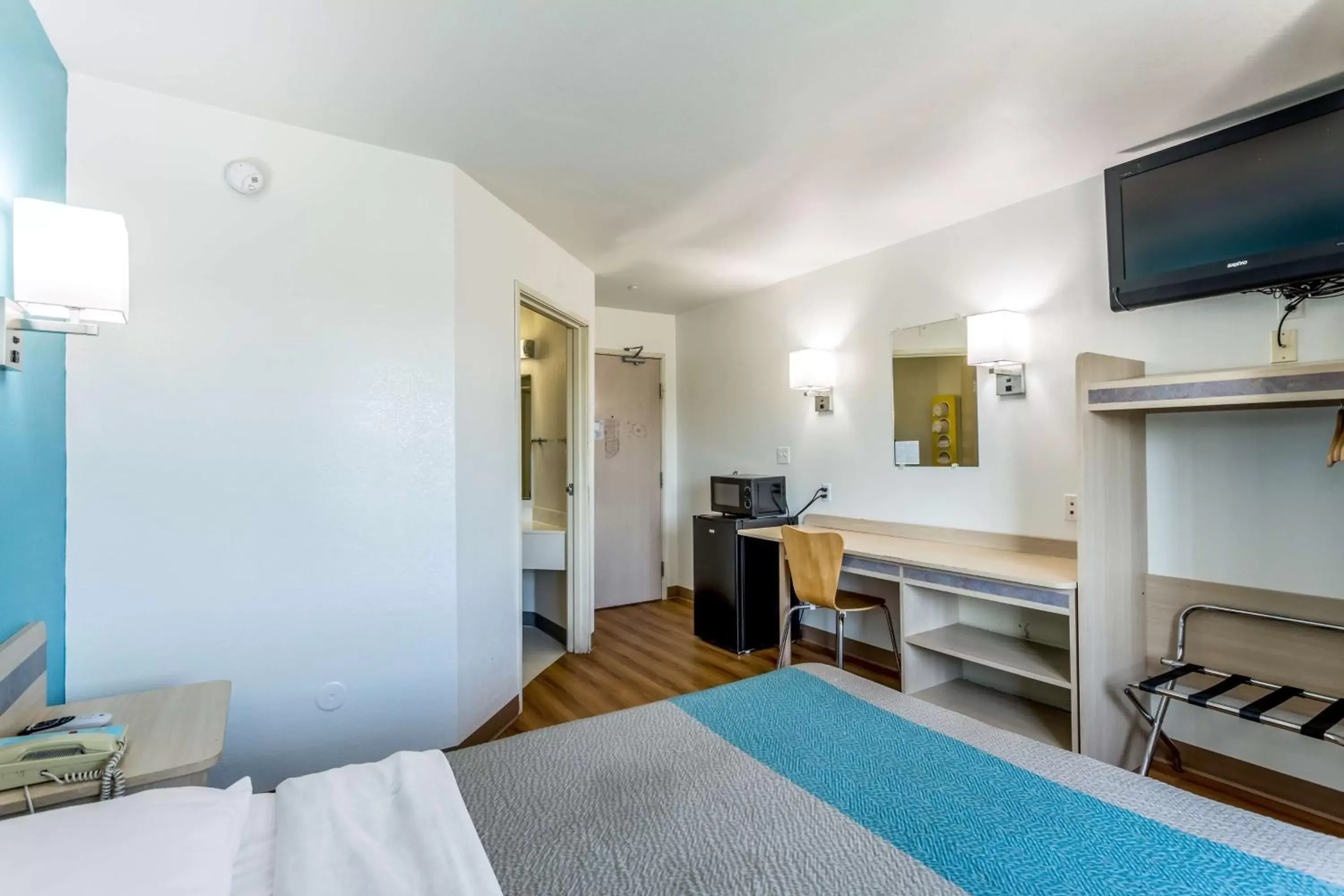 Queen Room - Non-Smoking in Motel 6-Roswell, NM Queen Room - Non-Smoking in Motel 6-Roswell, NM