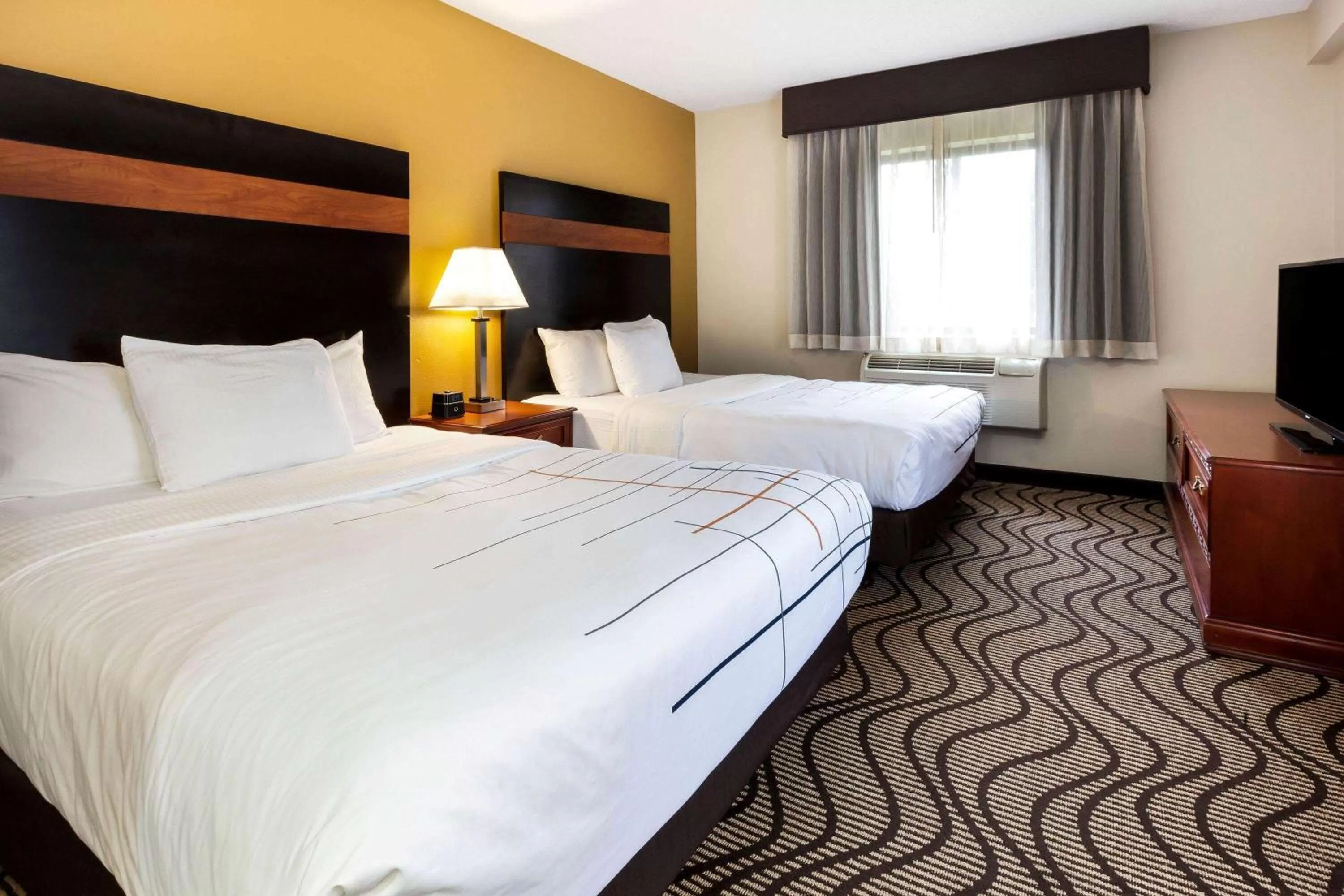 Photo of the whole room, Bed in La Quinta Inn by Wyndham Sandusky near Cedar Point