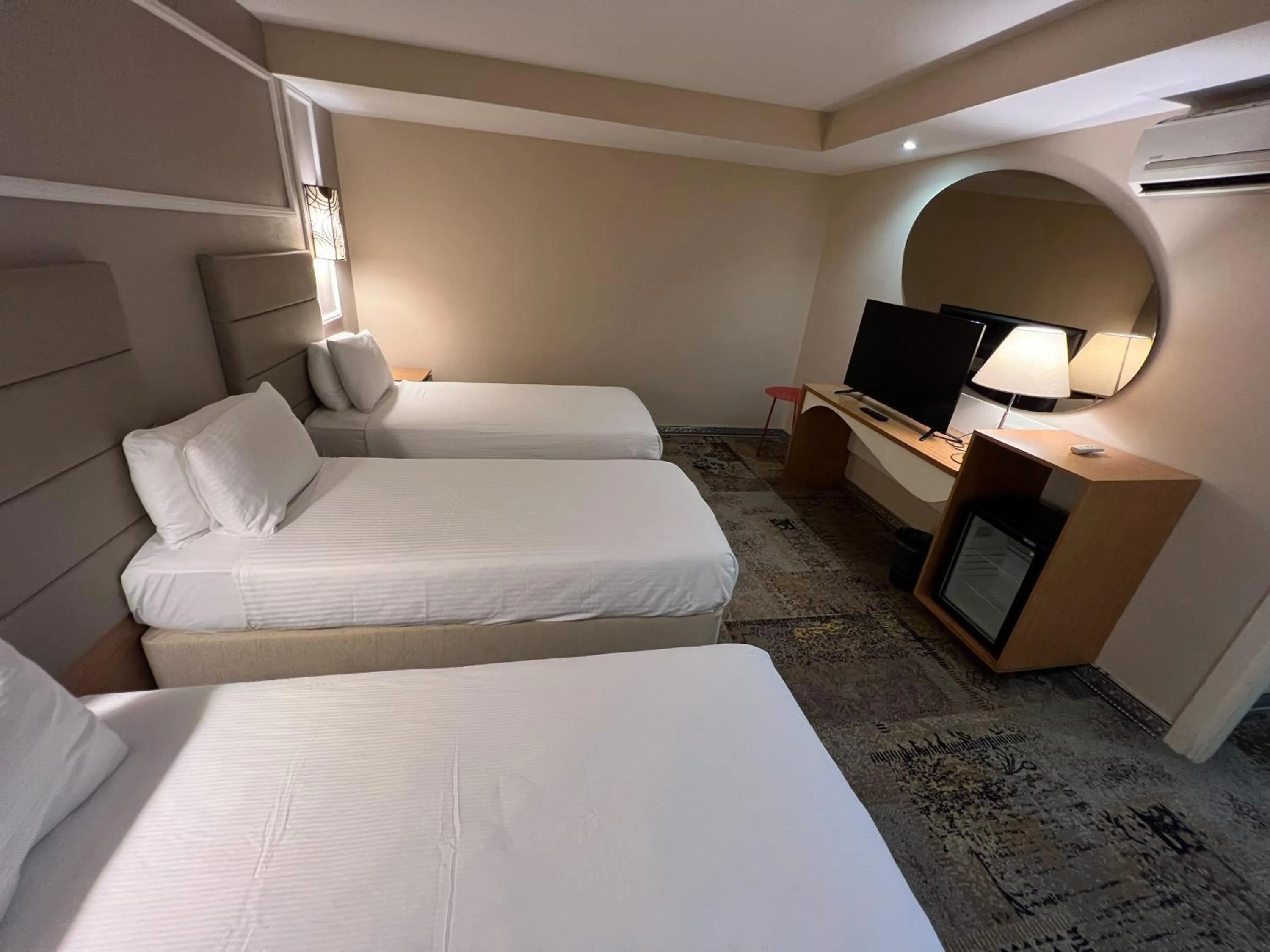 Bedroom, Bed in All Seasons Hotel